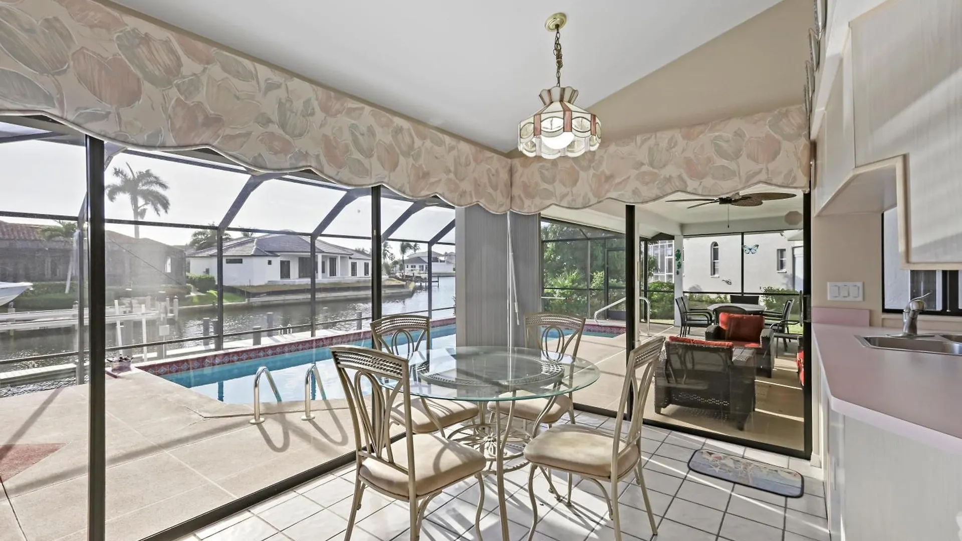 Seahorse Waterfront Pool Holiday home