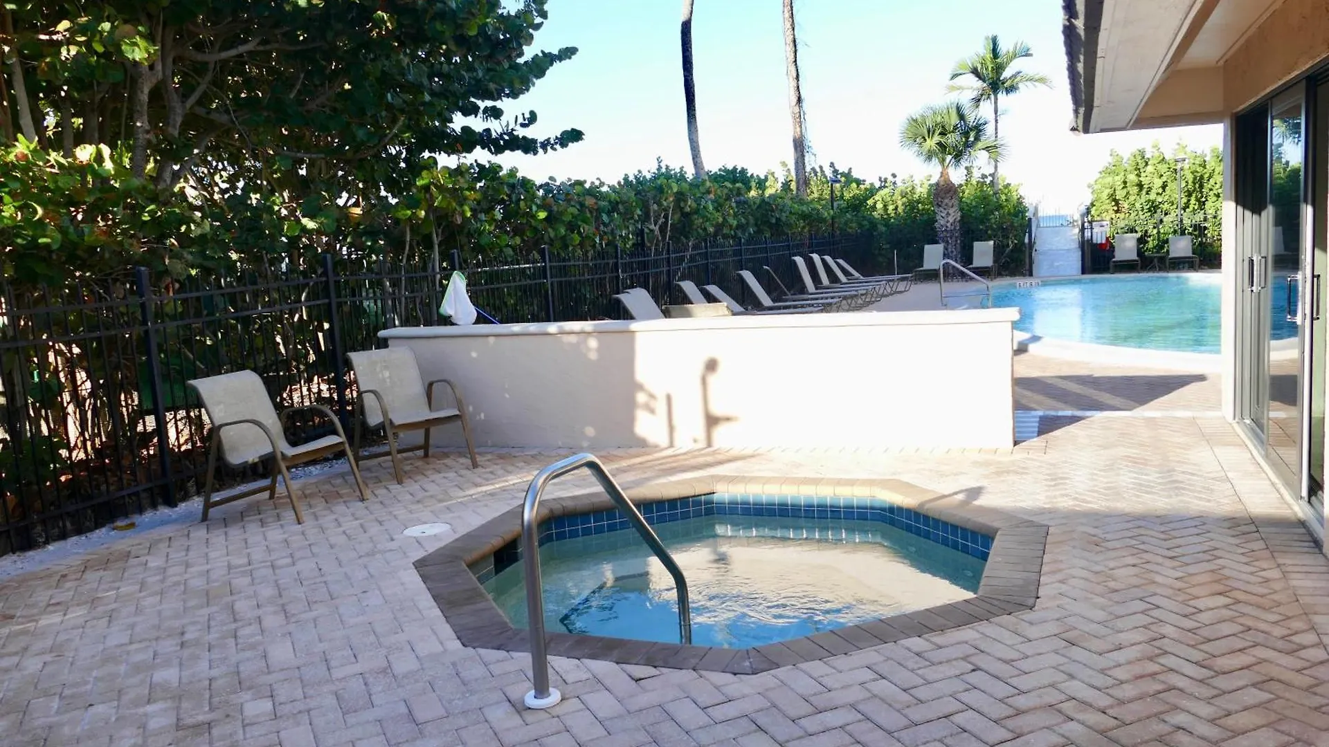 Charming 2 Bed South End Beachfront At Popular Seawinds *