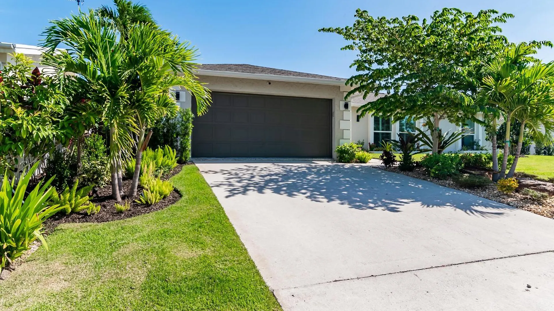 Waterfront Oasis Re-done Throughout! 1 Mile From Winterberry Access Pt Marco Island