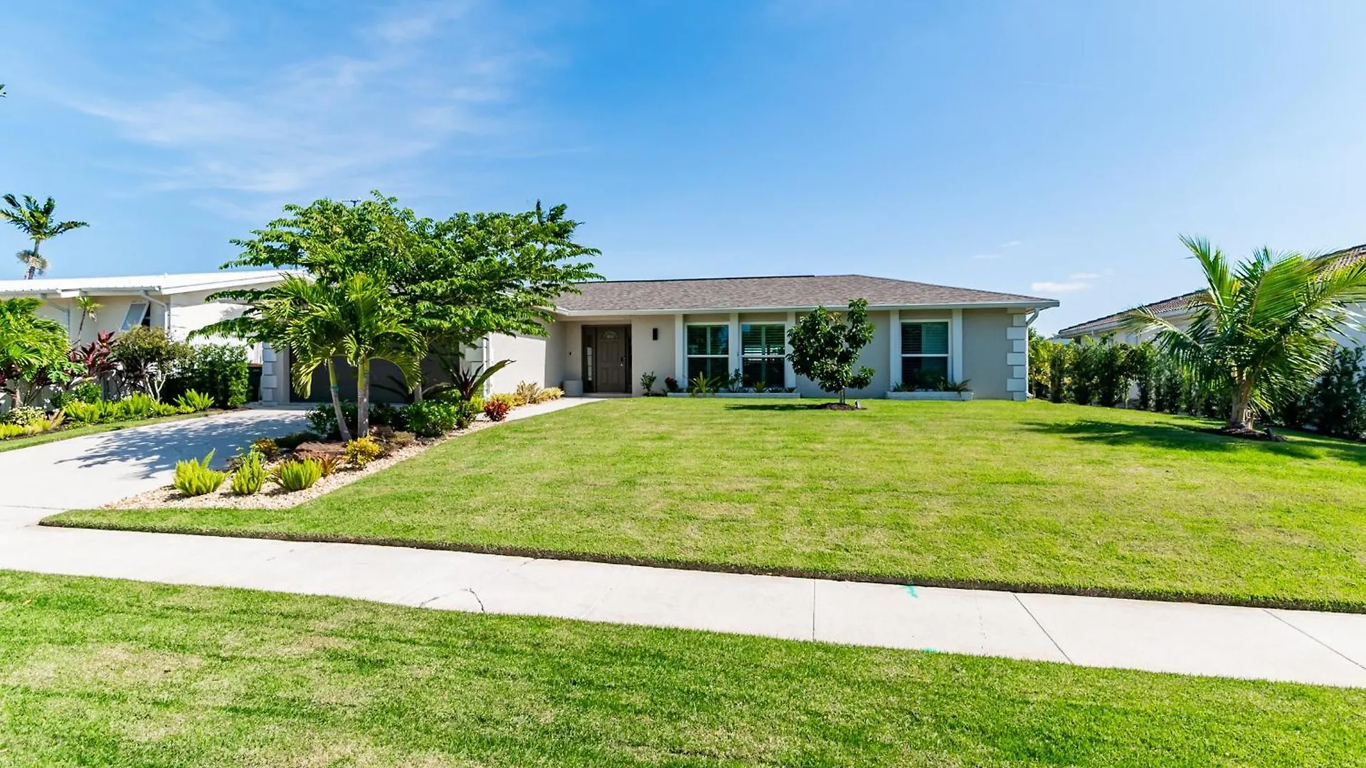 Waterfront Oasis Re-done Throughout! 1 Mile From Winterberry Access Pt Marco Island