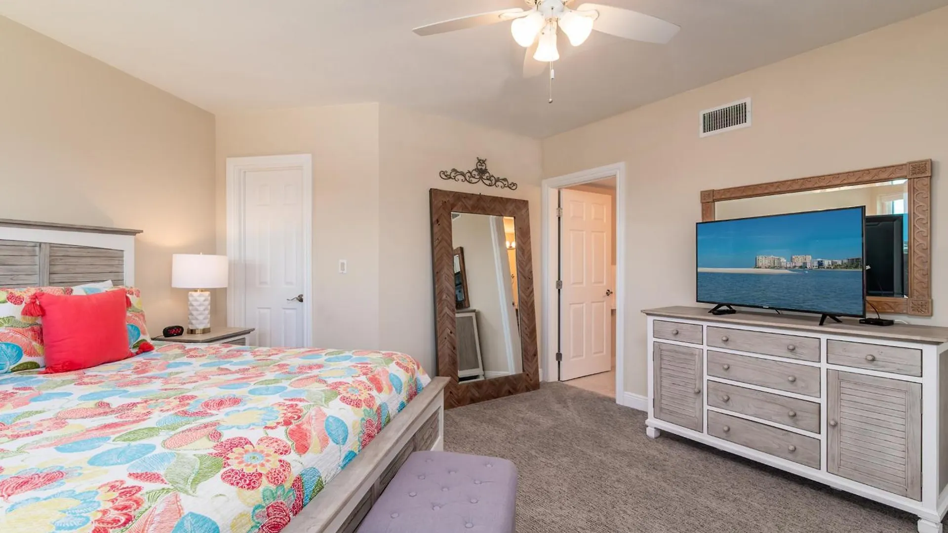 Holiday home Floor Condo, Steps Away From Jw Marriott And Access!!