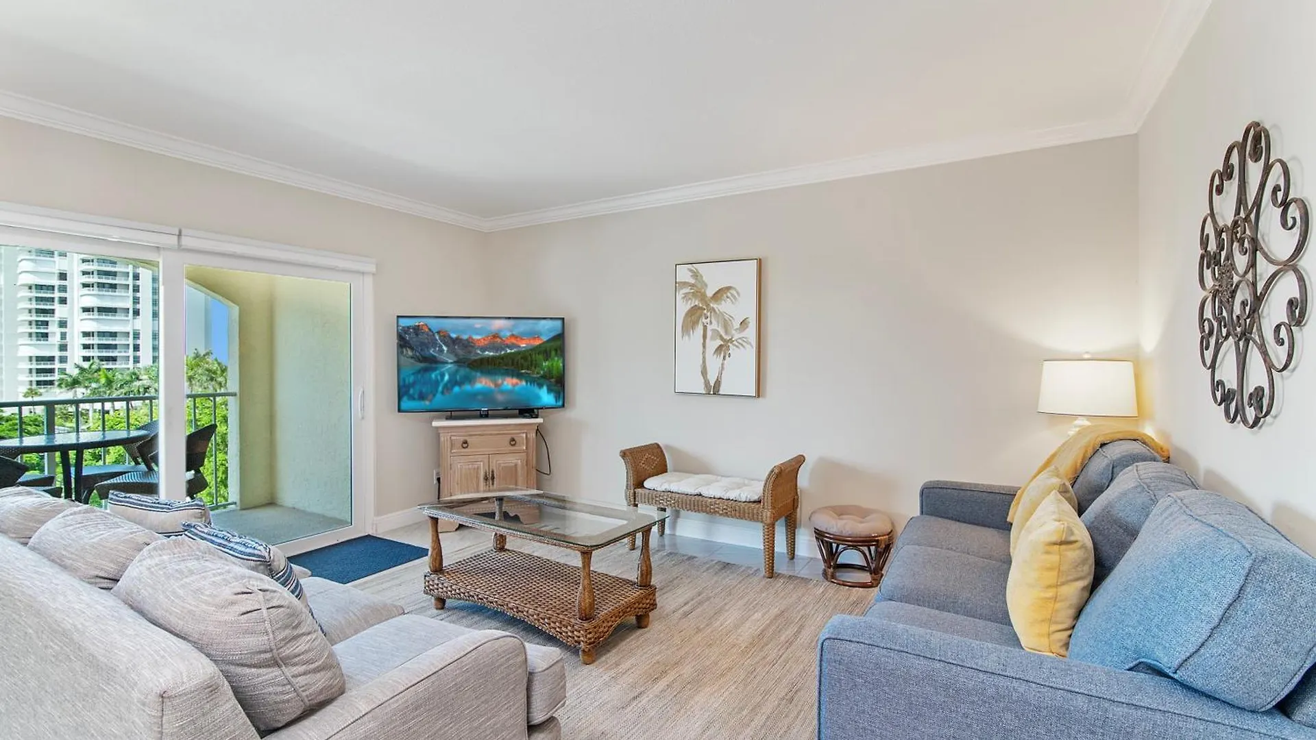 Floor Condo, Steps Away From Jw Marriott And Access!!