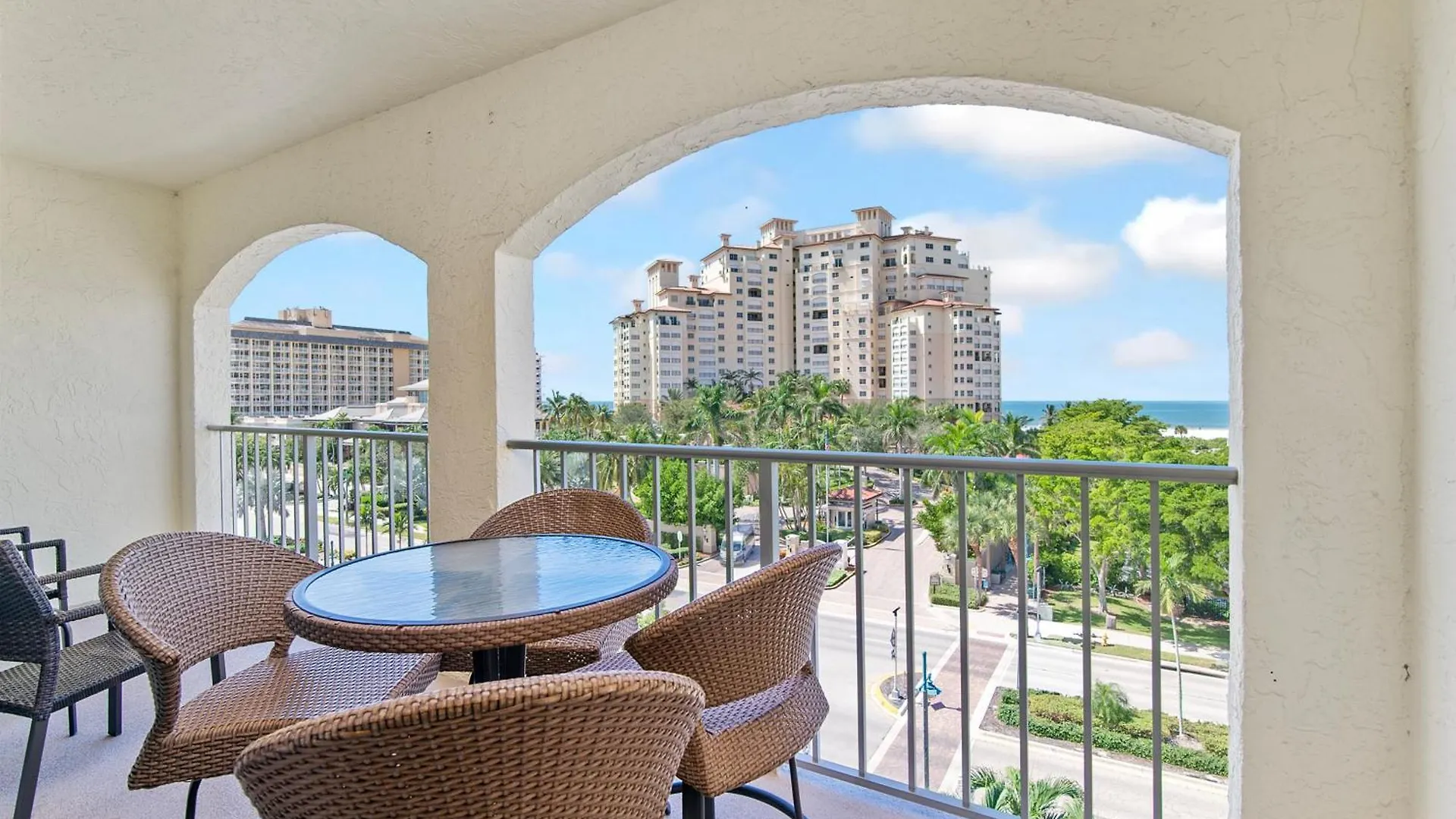 Floor Condo, Steps Away From Jw Marriott And Access!! Holiday home *