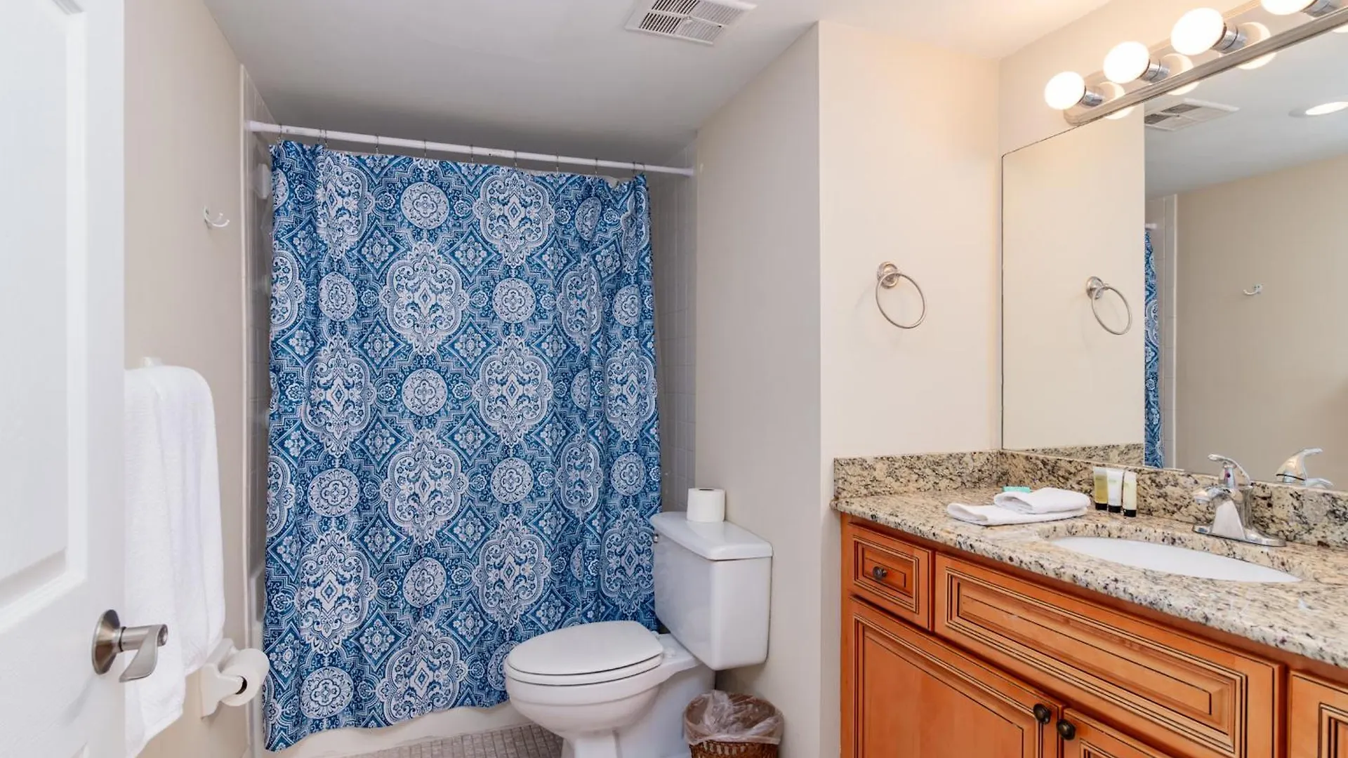Floor Condo, Steps Away From Jw Marriott And Access!! Holiday home *