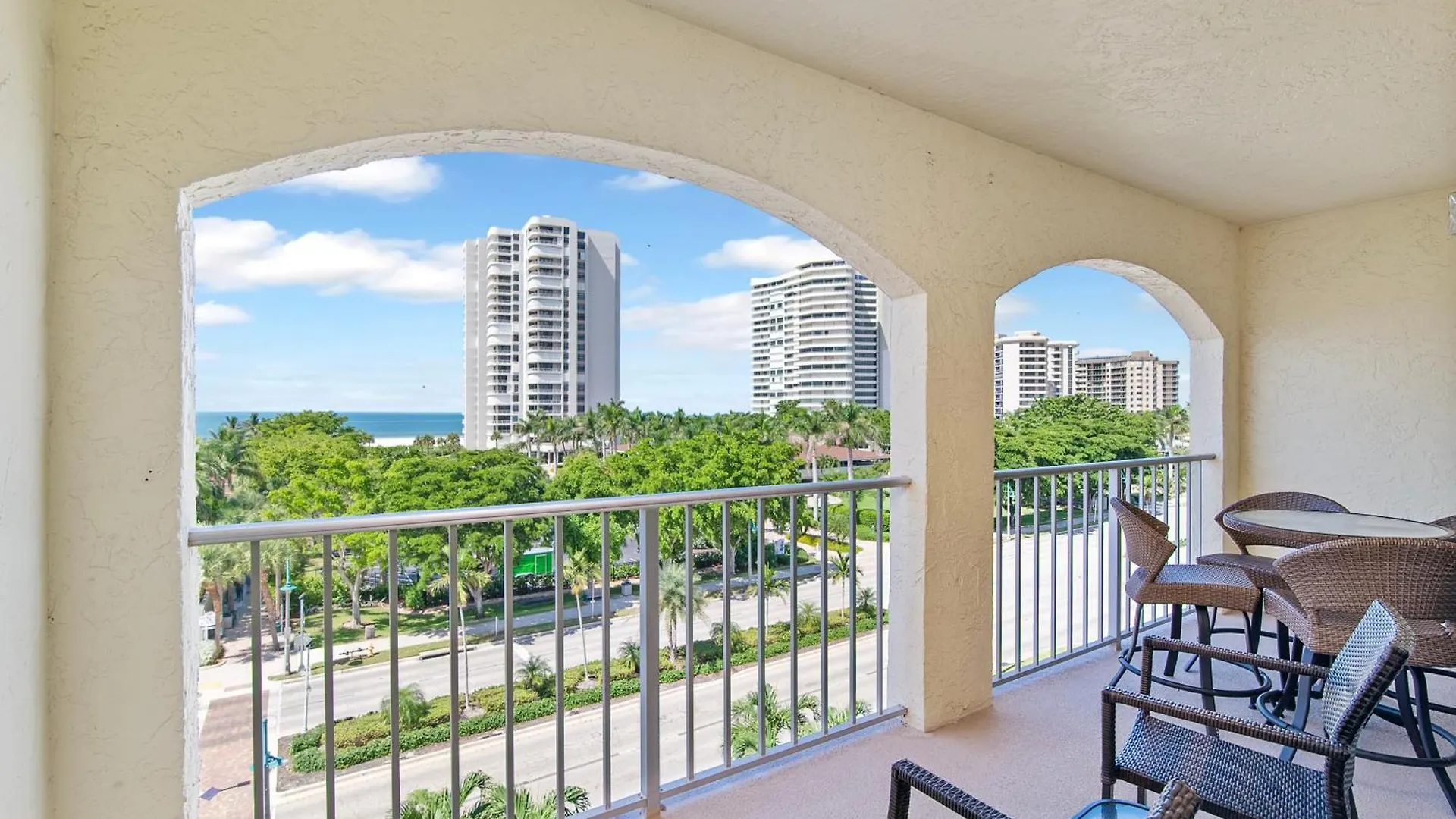 Floor Condo, Steps Away From Jw Marriott And Access!! Marco Island