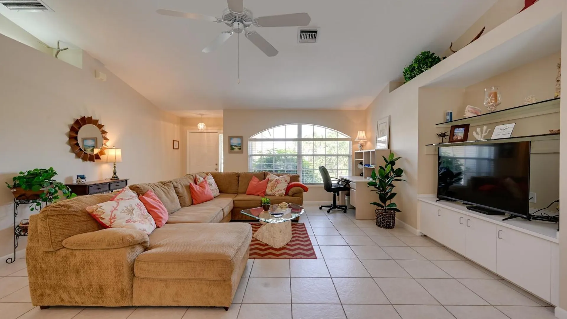 Sunny House Less Than 3 Blocks To Beach! Holiday home *