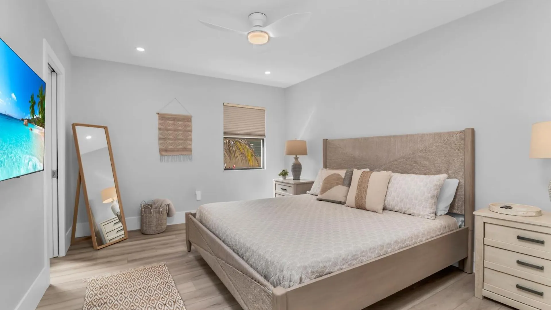 Golf-view House I $300k Reno On Prestigious Island Country Club Holiday home *