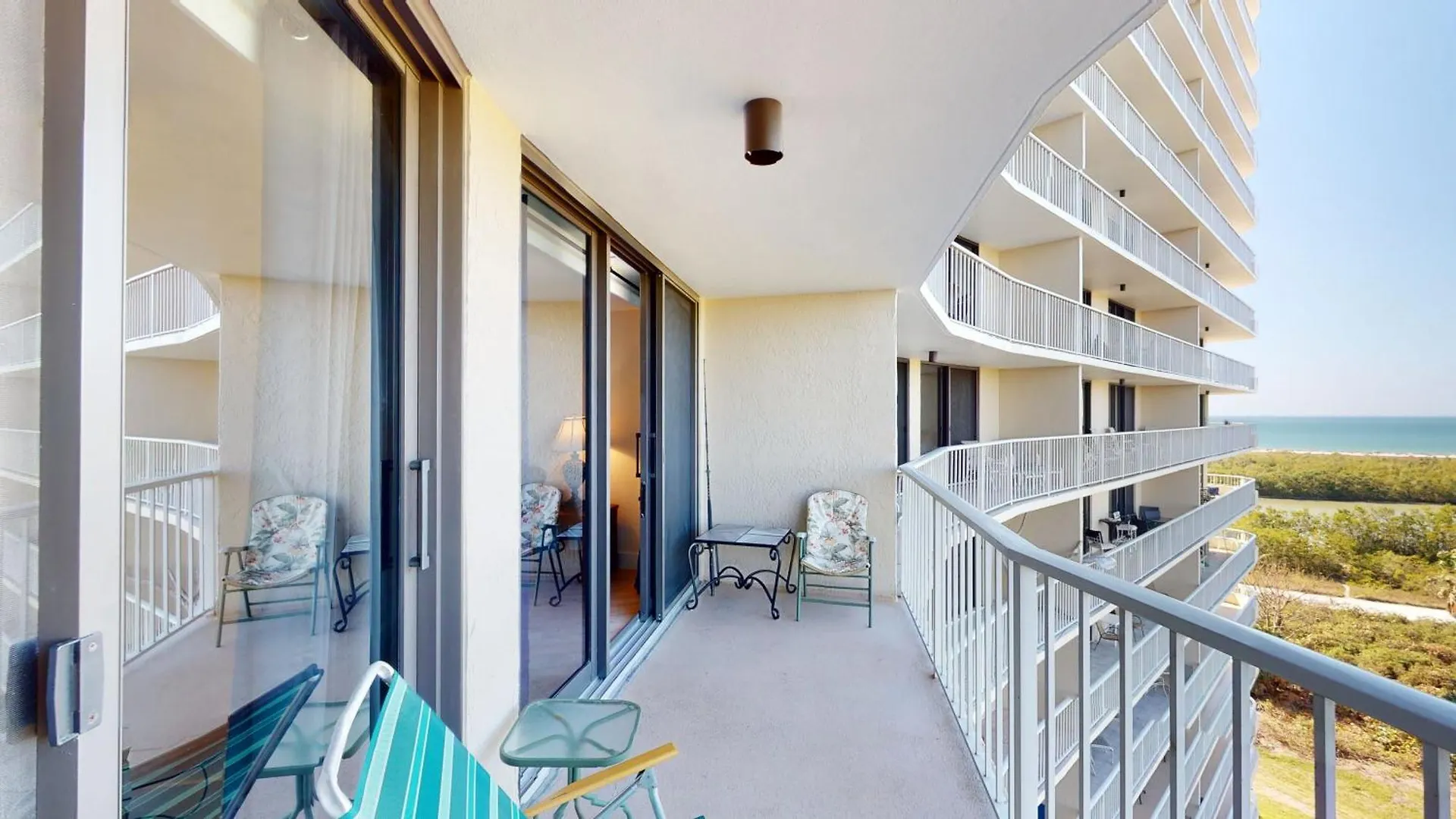 Renovated And Beachfront, Paradise Awaits! Holiday home *