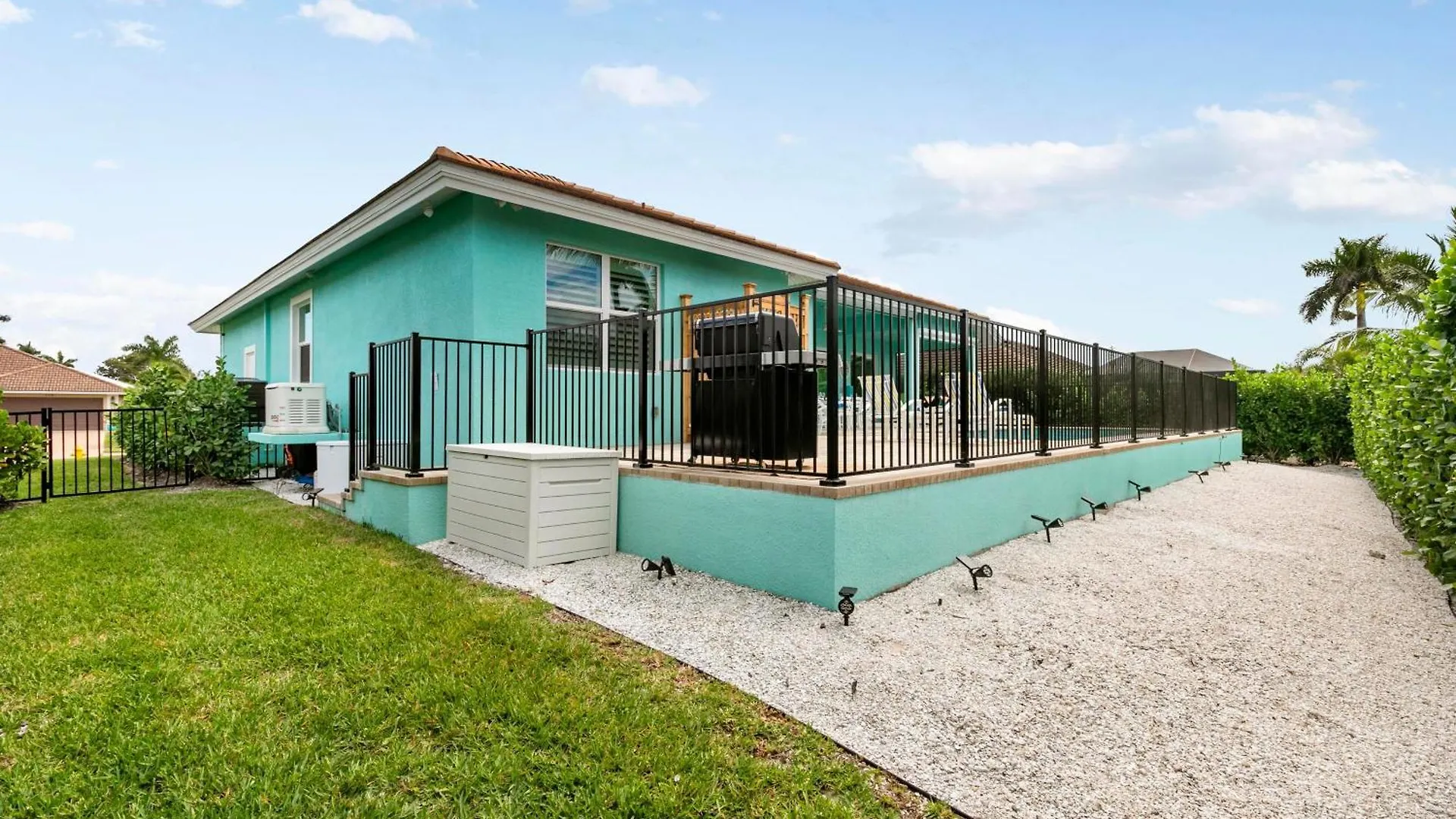 Stunning 3-bedroom Oasis With Private Pool And Luxurious Amenities