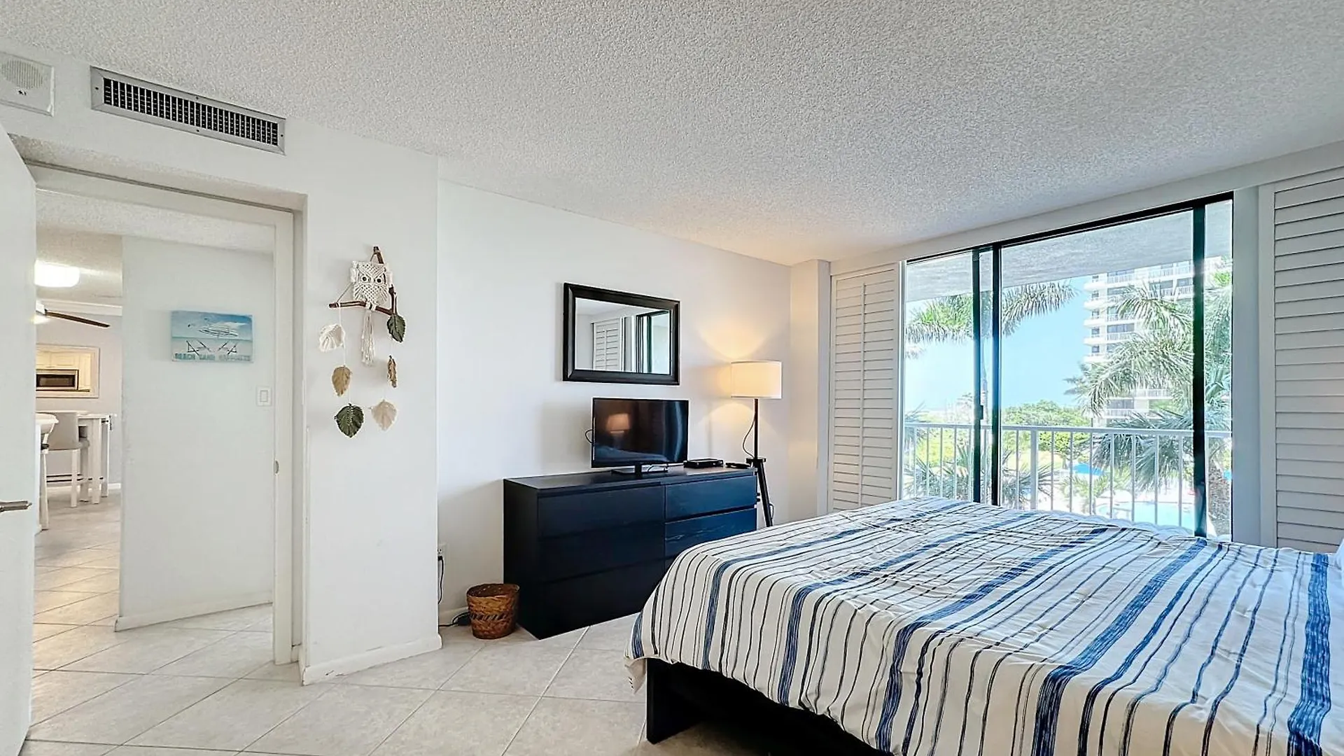 Apartment Front In Paradise *