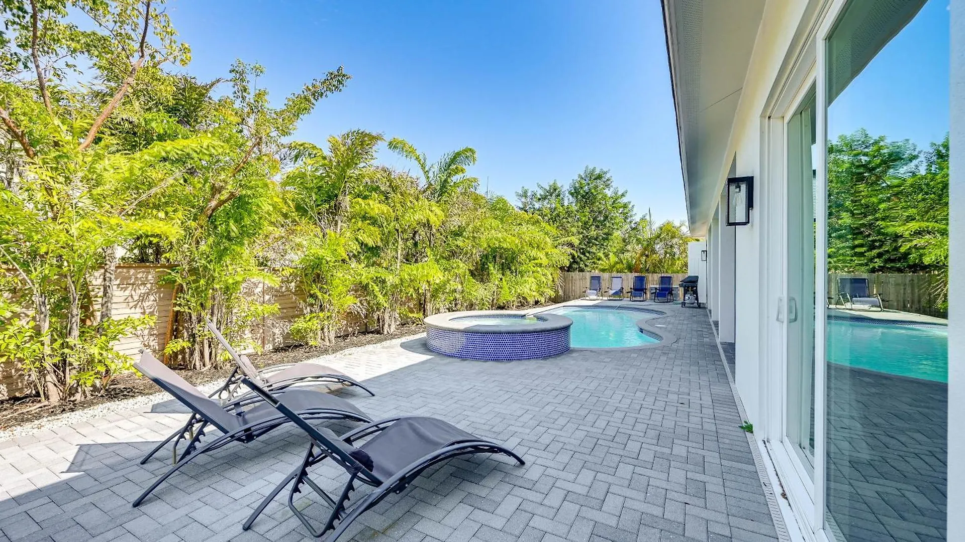 Holiday home With Pool And Hot Tub Near Beaches! *