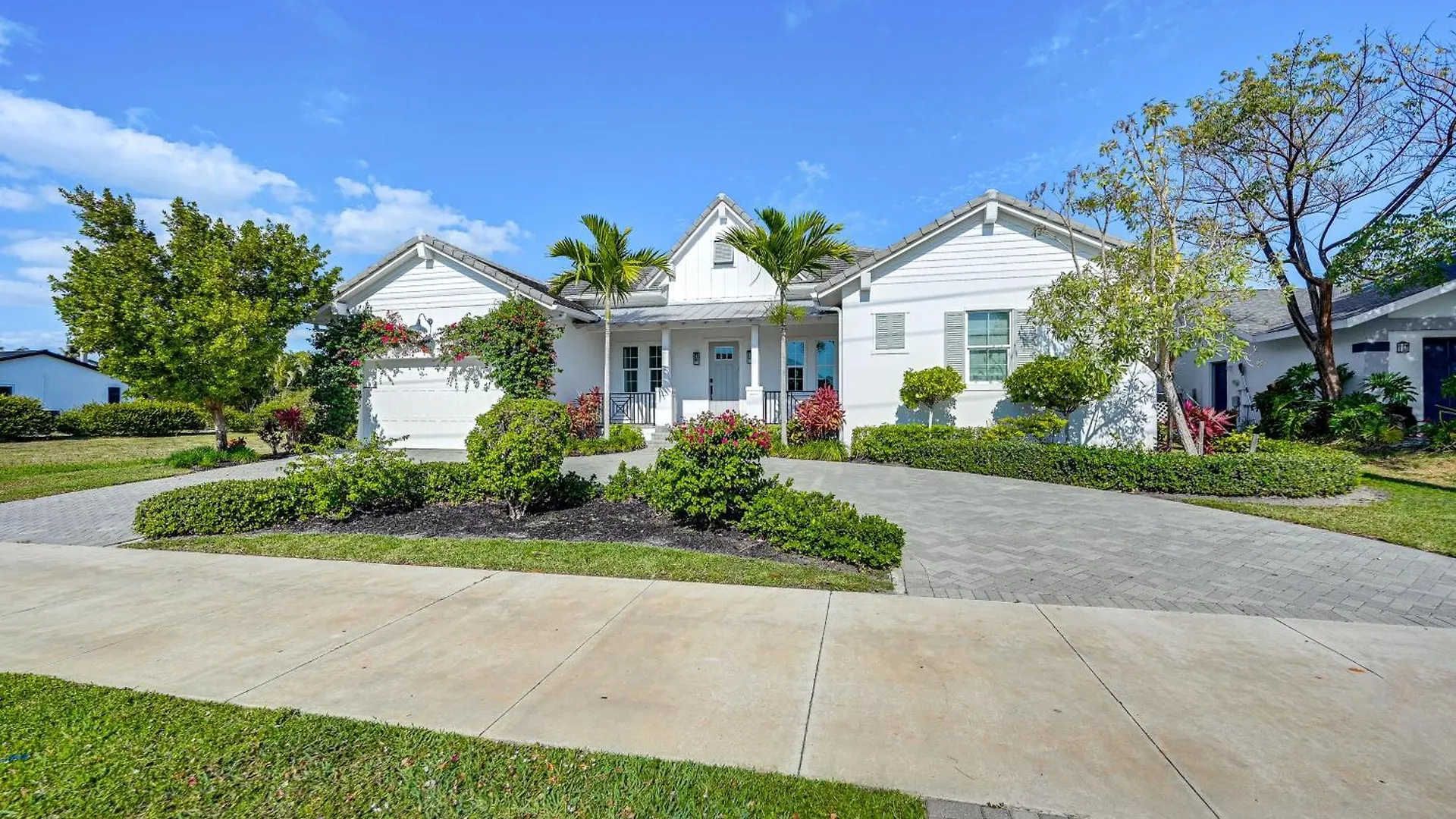Holiday home With Pool And Hot Tub Near Beaches!