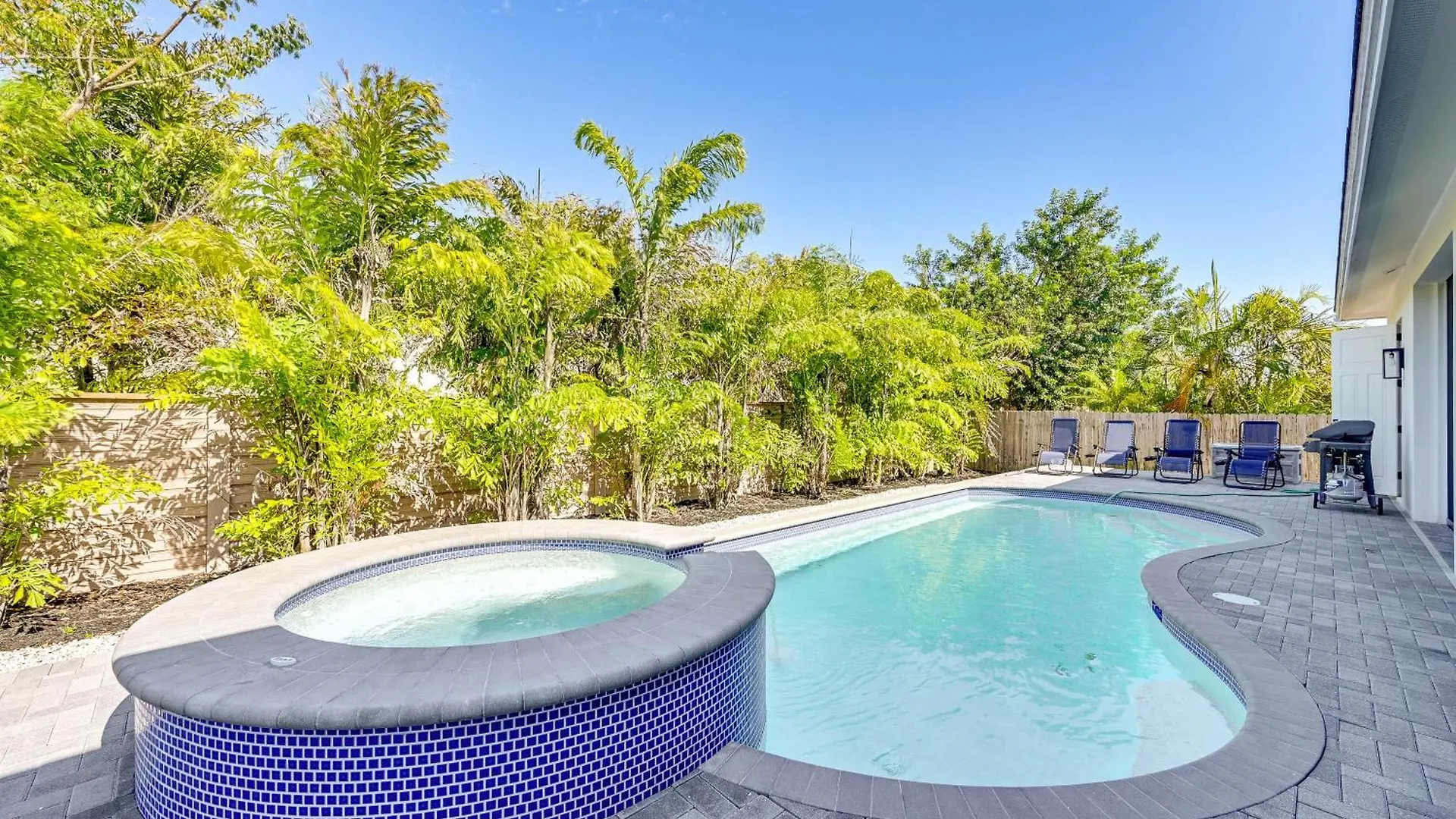 Holiday home With Pool And Hot Tub Near Beaches!