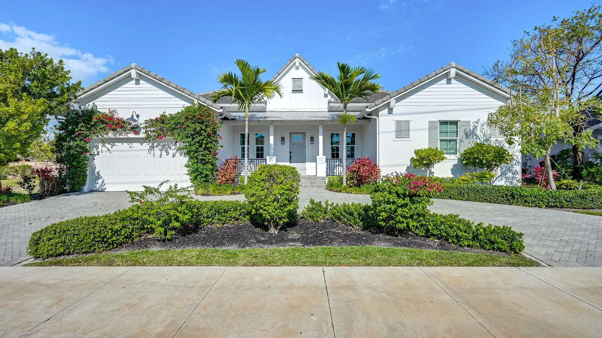 With Pool And Hot Tub Near Beaches! Holiday home *