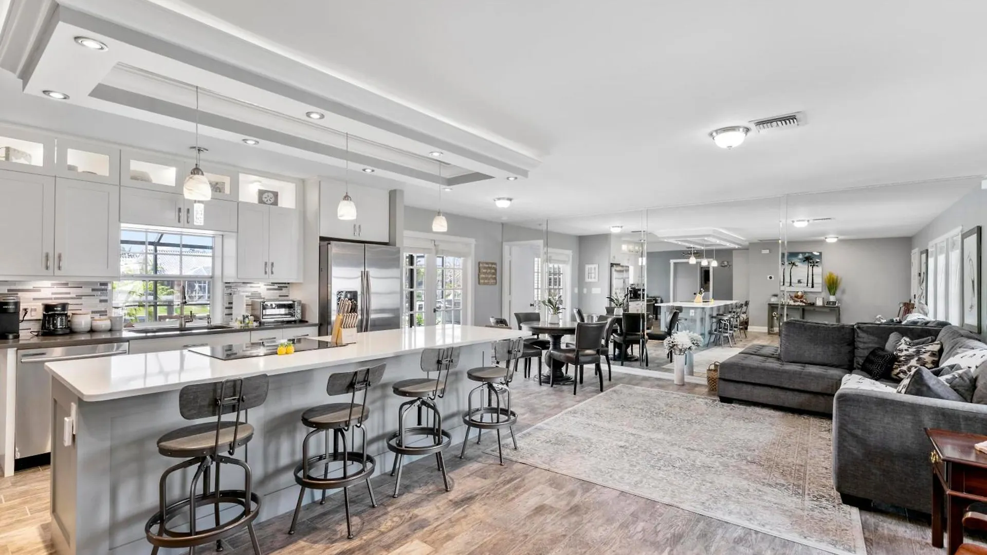 Luxurious Waterfront Oasis In - Perfect For Families And Friends