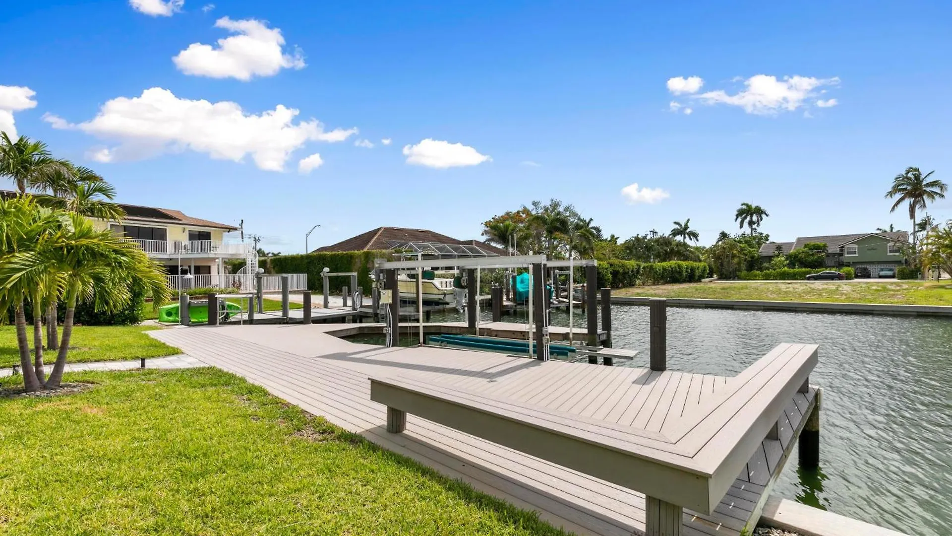 Holiday home Luxurious Waterfront Oasis In - Perfect For Families And Friends