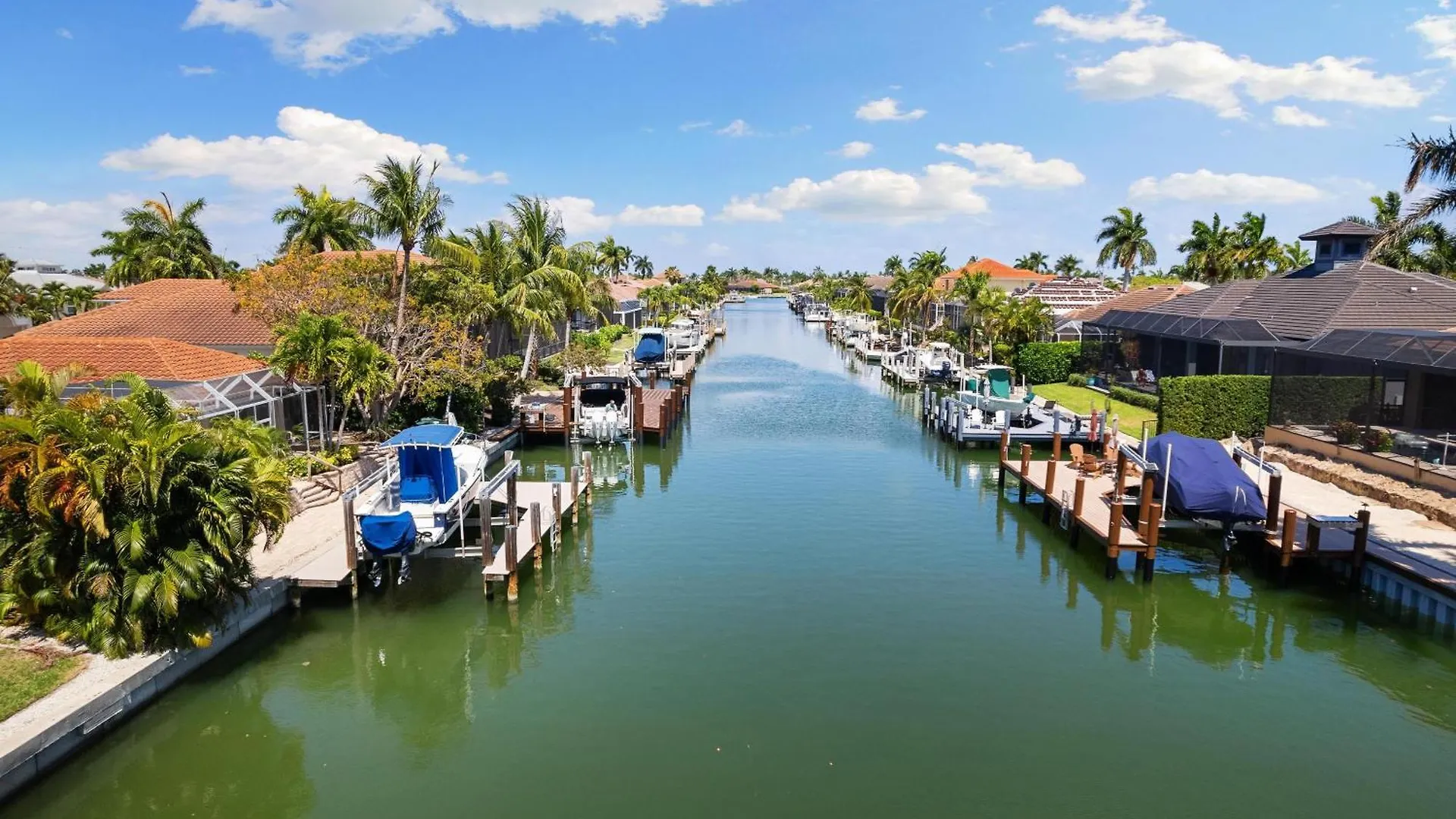 Stunning Luxurious Waterfront Oasis - Breathtaking Holiday home *
