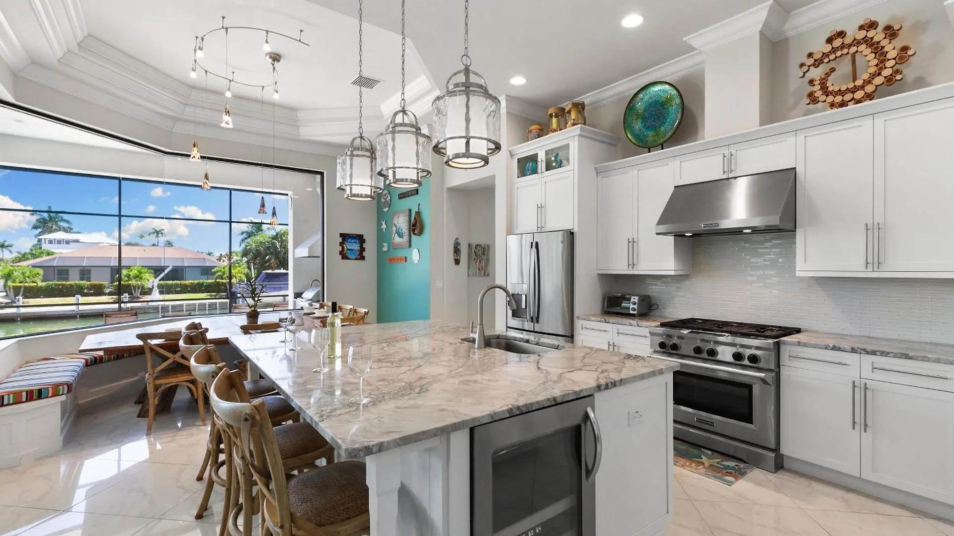Stunning Luxurious Waterfront Oasis - Breathtaking Holiday home