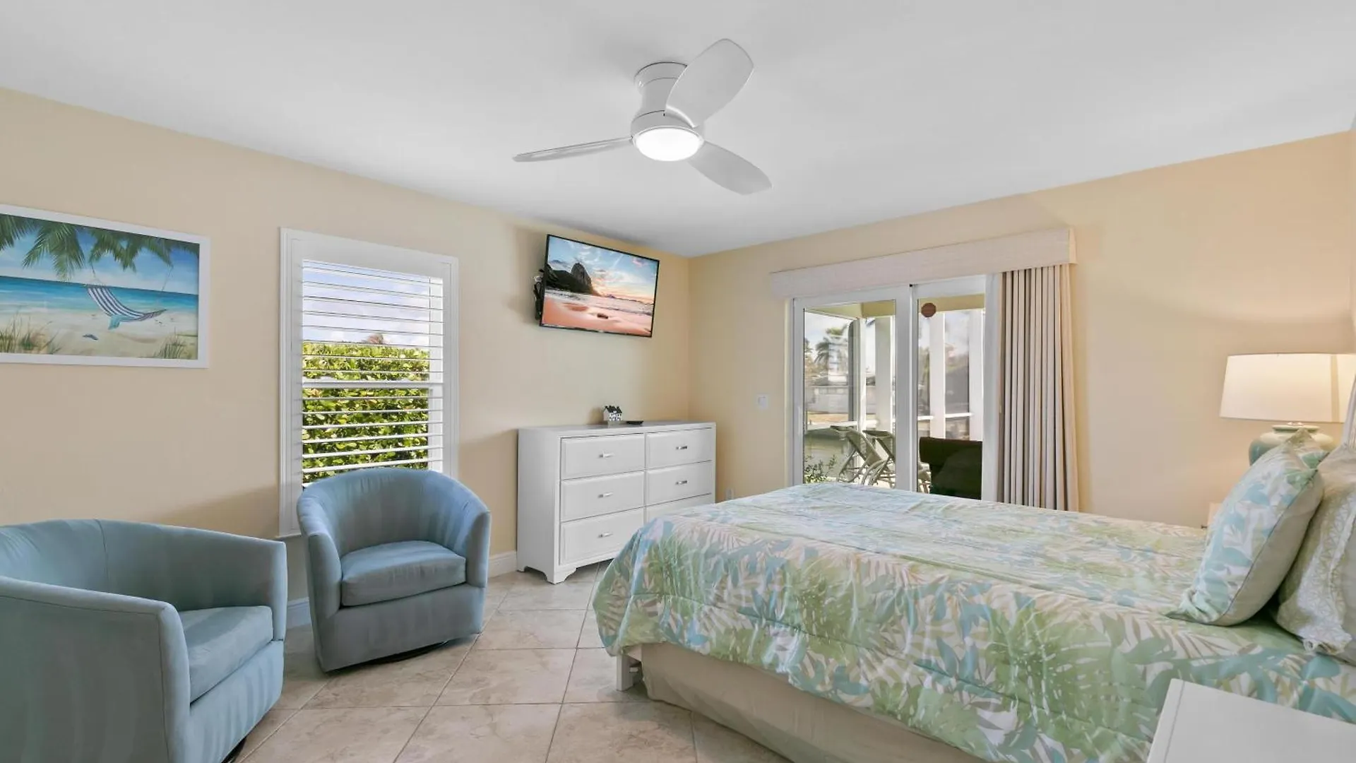 Holiday home Coastal Haven Stylish Getaway In *