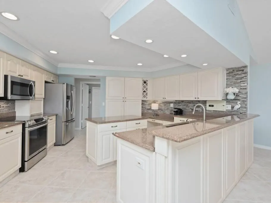 Elevated 106 - Spacious 3 Bedroom Waterside Pool *