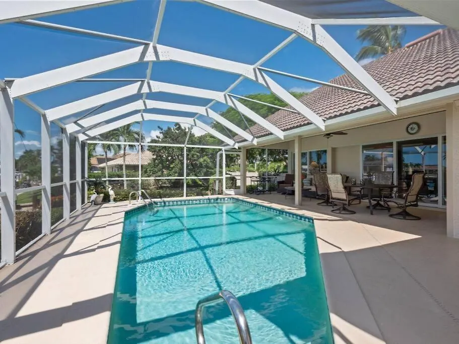 Elevated 106 - Spacious 3 Bedroom Waterside Pool Holiday home *