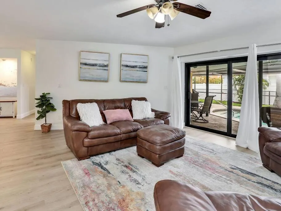 Holiday home Elevated 377 - Family Oasis Retreat - 4-bed With Pool