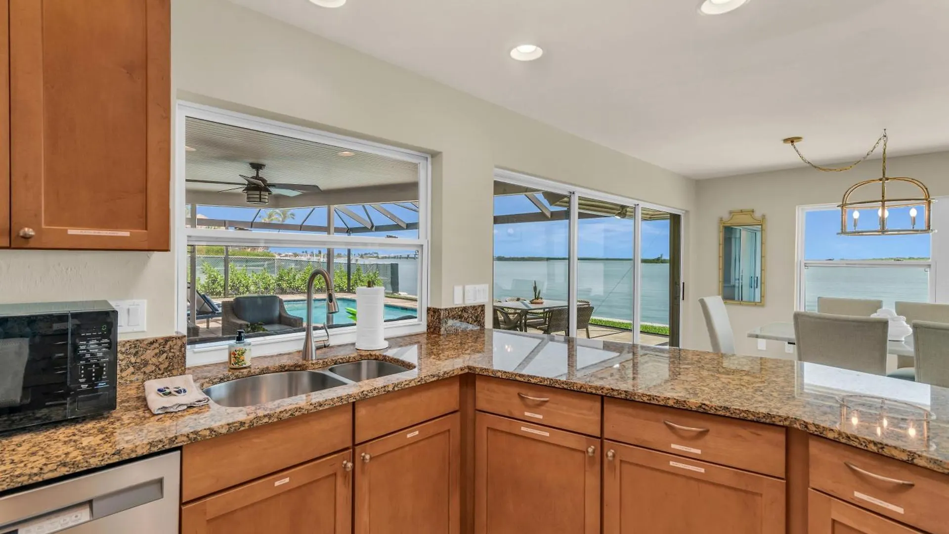 Waterfront 3 Bed 3 Bath With Panoramic Bay Views Holiday home *