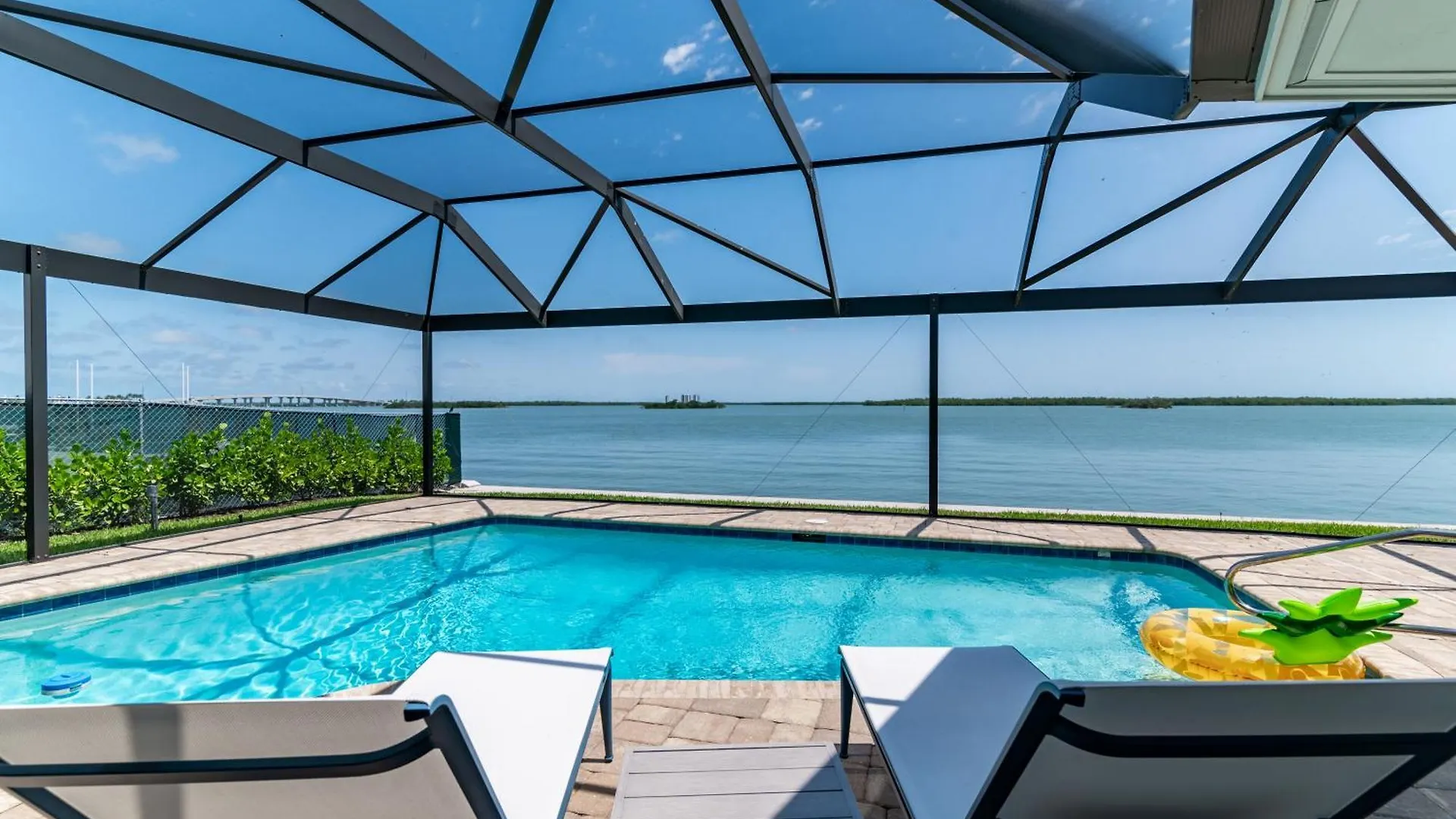 Waterfront 3 Bed 3 Bath With Panoramic Bay Views Holiday home *