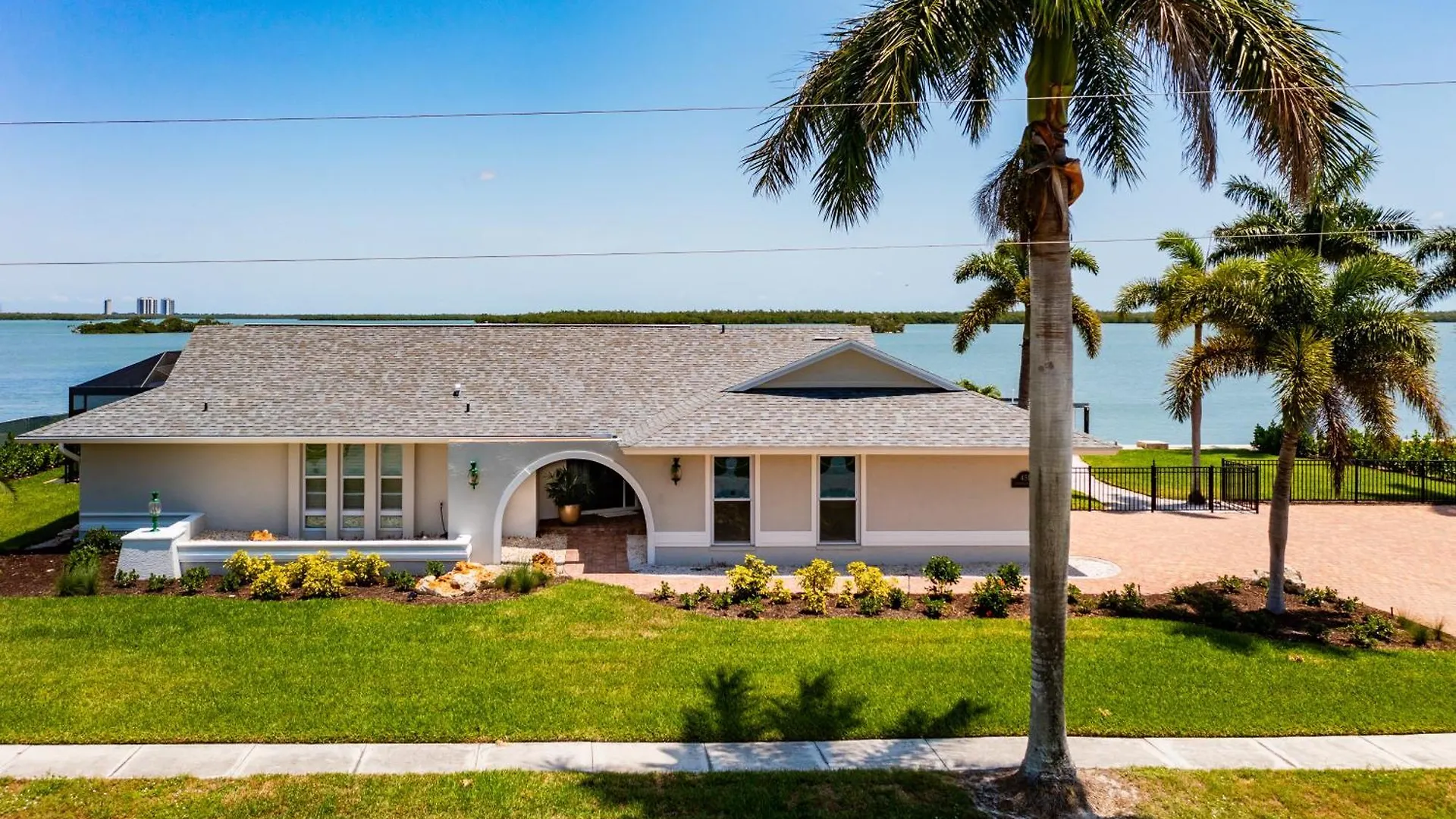 Holiday home Waterfront 3 Bed 3 Bath With Panoramic Bay Views *