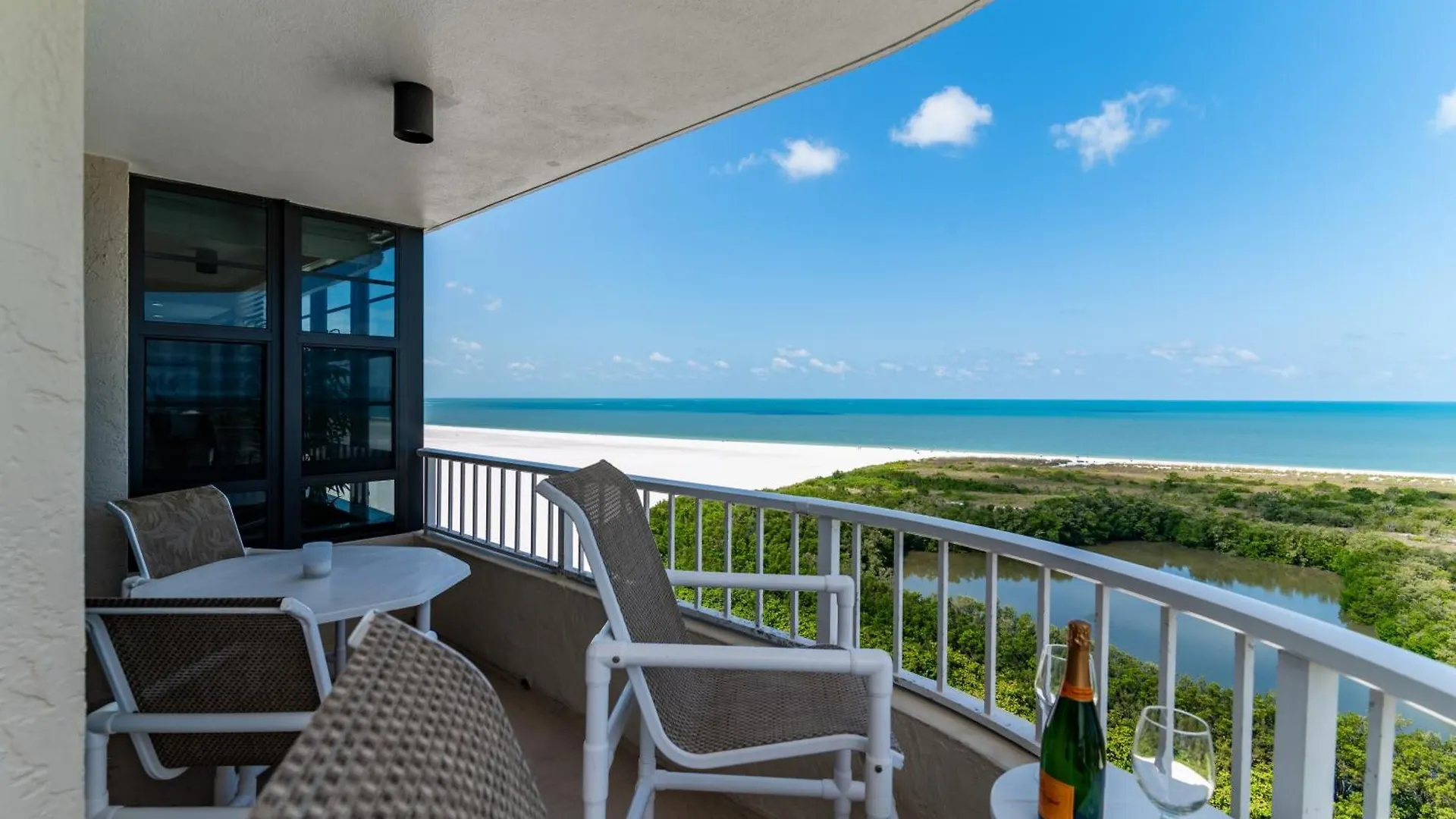 Holiday home Panoramic Views, Private Balcony On 15th Floor, End Unit Marco Island