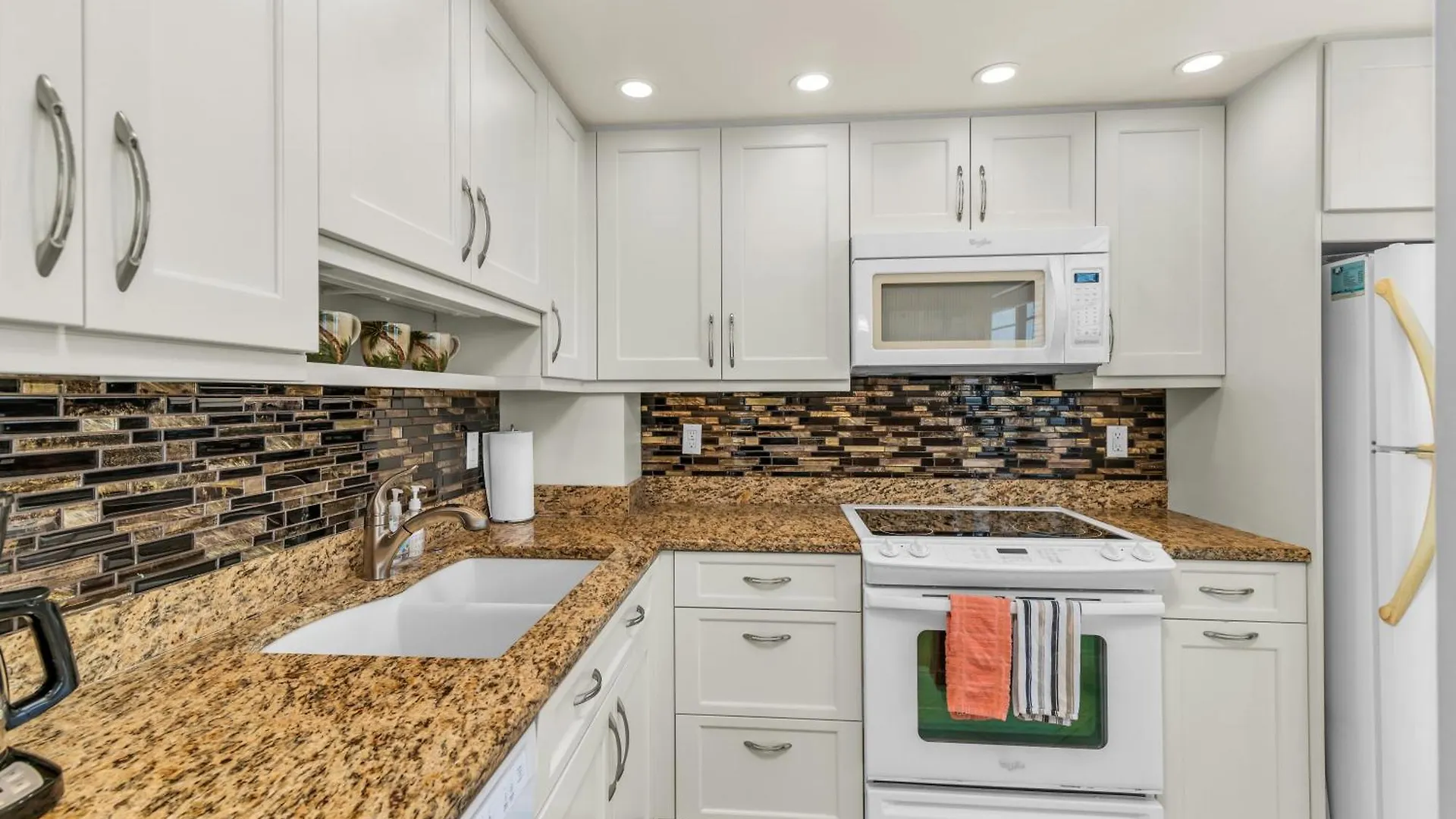 Panoramic Views, Private Balcony On 15th Floor, End Unit