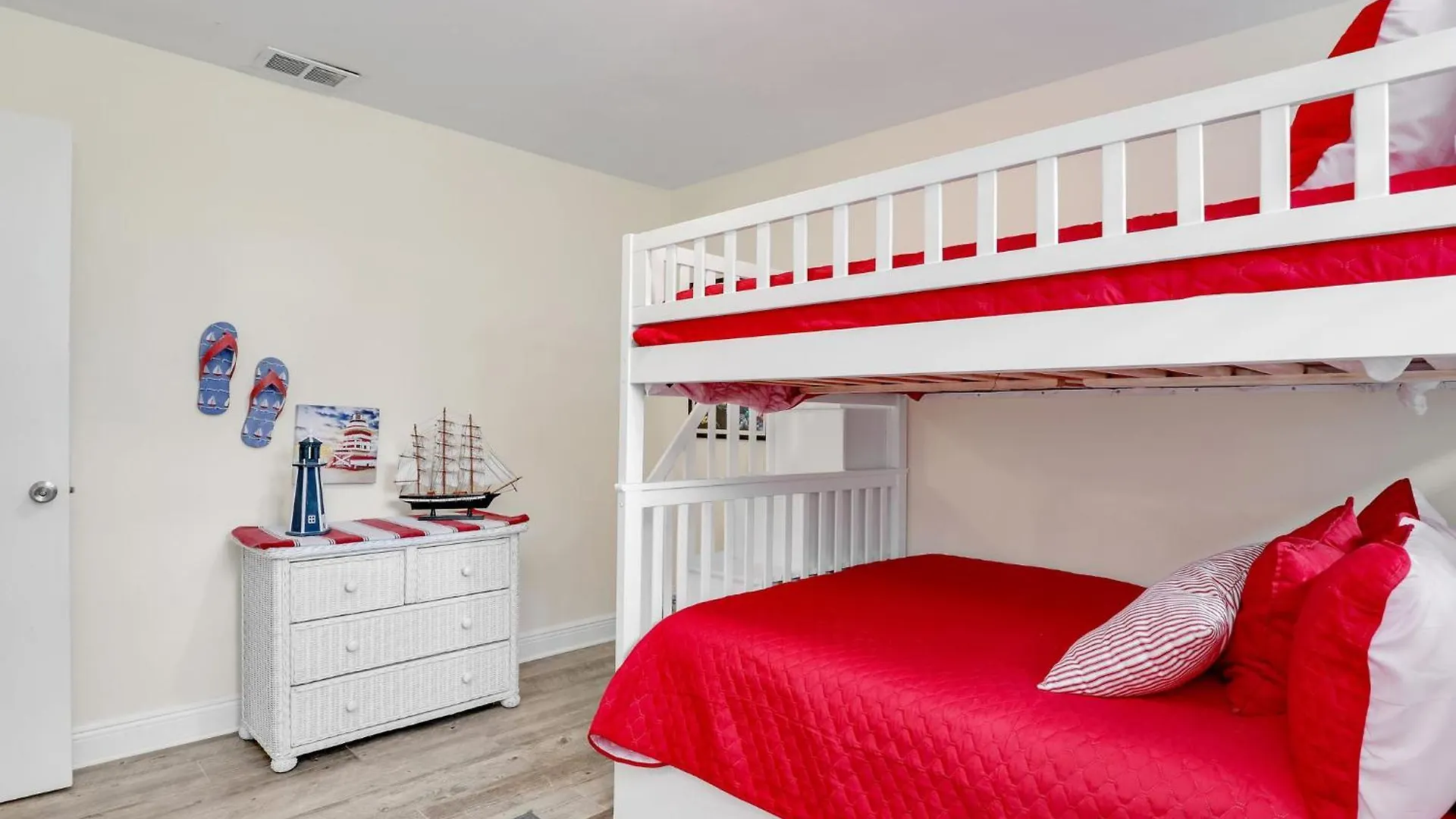 Holiday home 5 Beds 3 Bdr 2 Bath Heated Pool, Grill, Patio