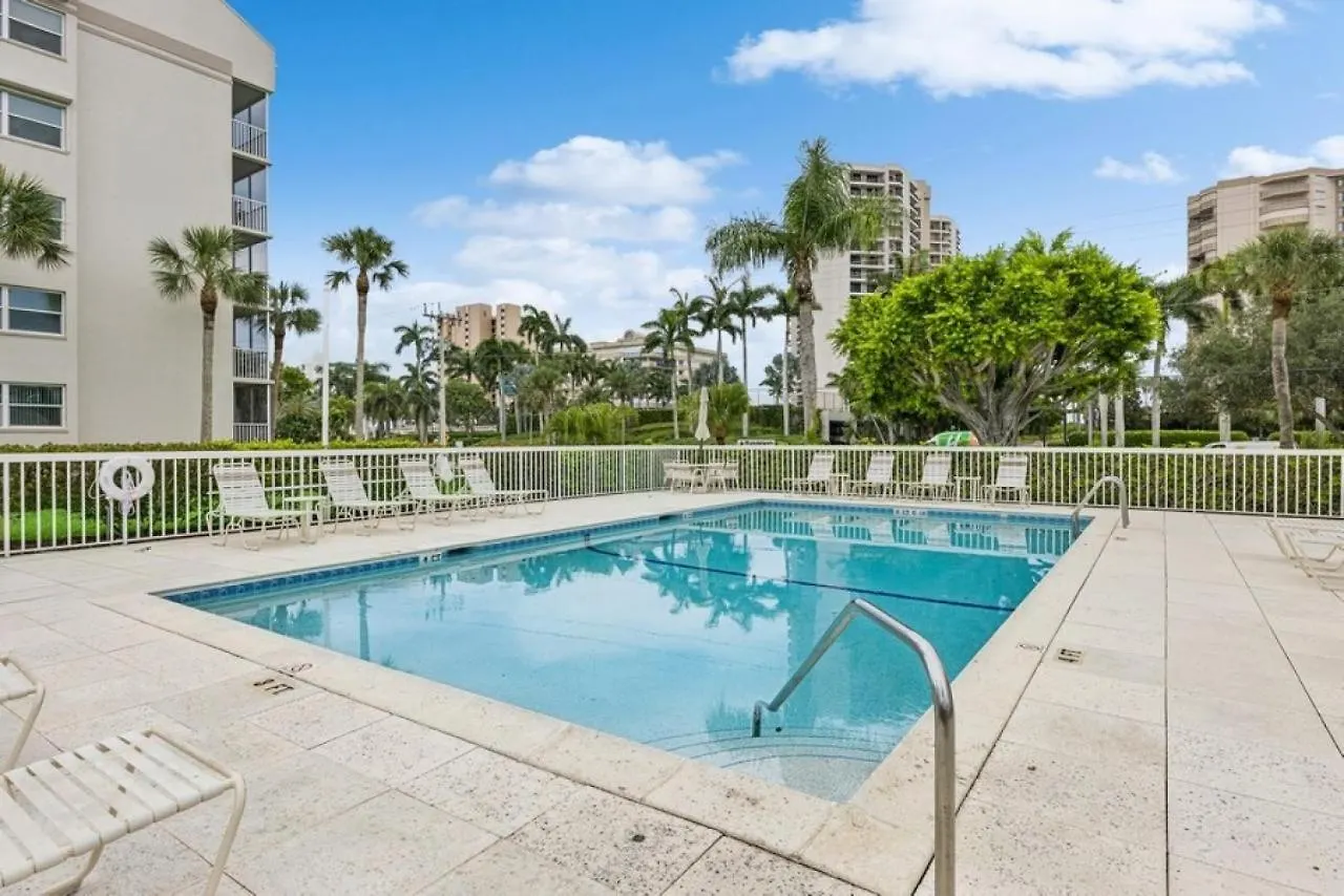 Steps From I Luxurious Island 3 Bed Retreat *