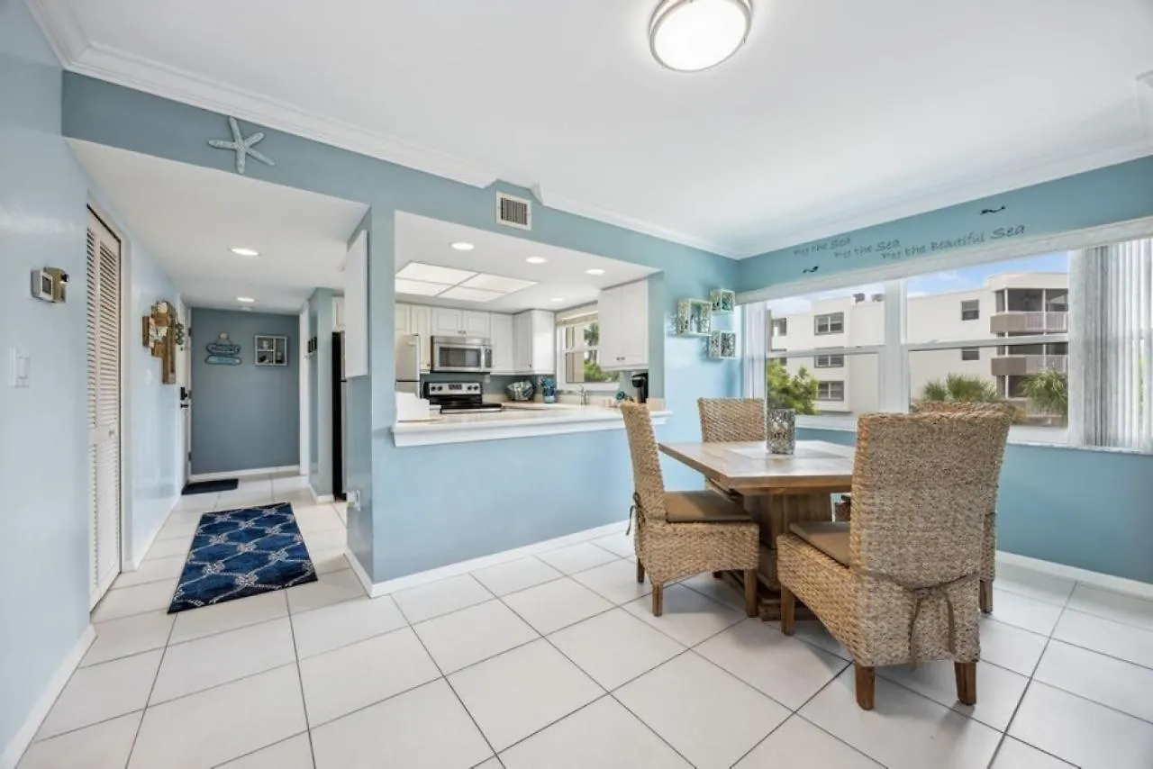 Steps From I Luxurious Island 3 Bed Retreat Holiday home