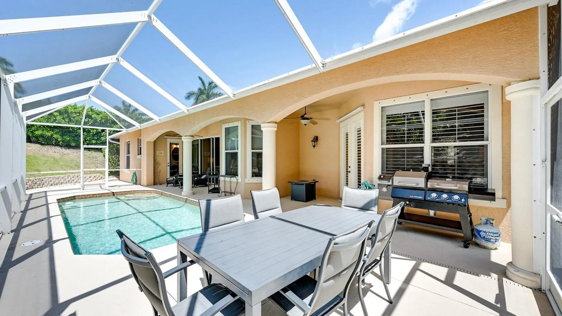Holiday home With Private Pool 3 Mi Beach! *