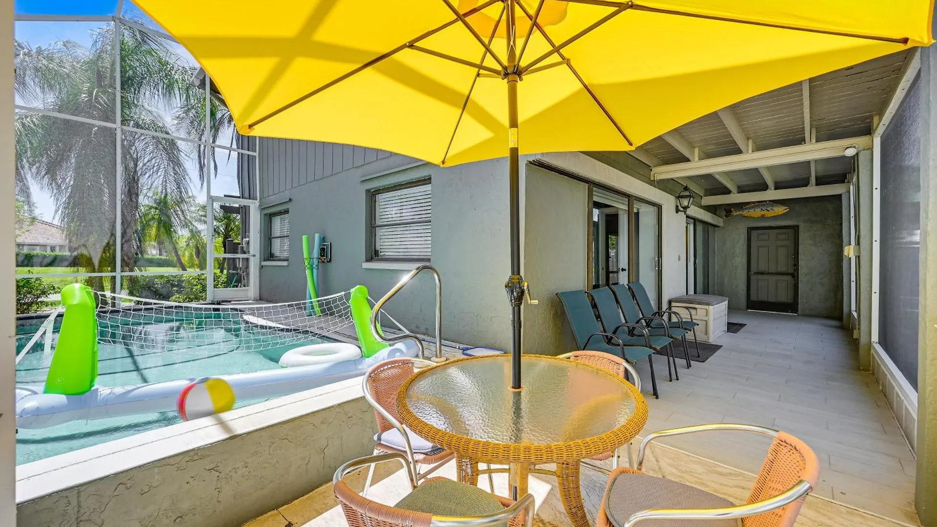 Family Pool, Lanai, Backyard! *