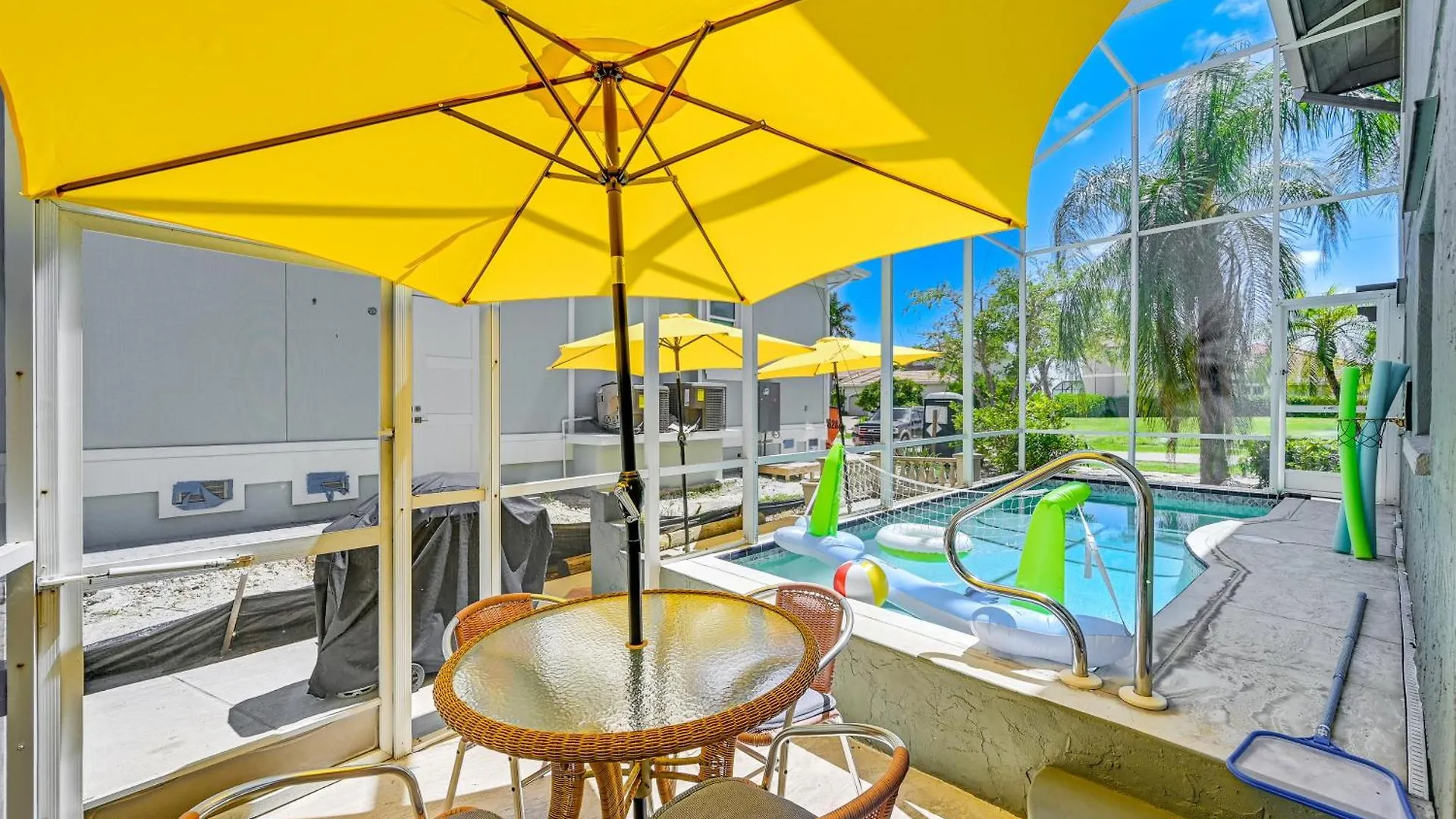 Family Pool, Lanai, Backyard! Holiday home Marco Island