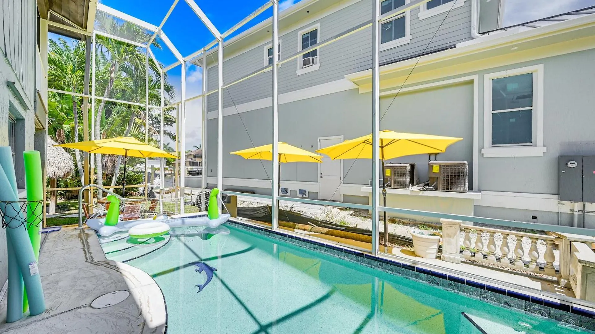 Holiday home Family Pool, Lanai, Backyard! *