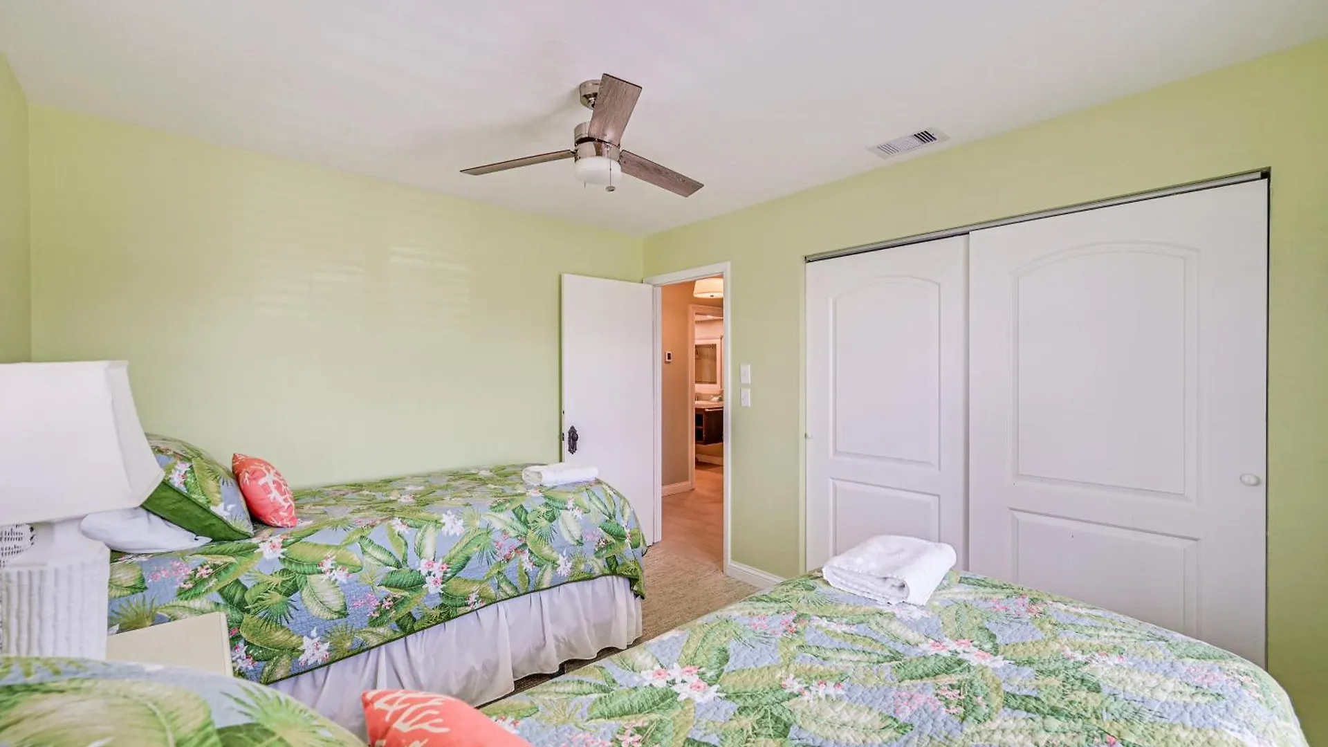 Family Pool, Lanai, Backyard! Holiday home Marco Island