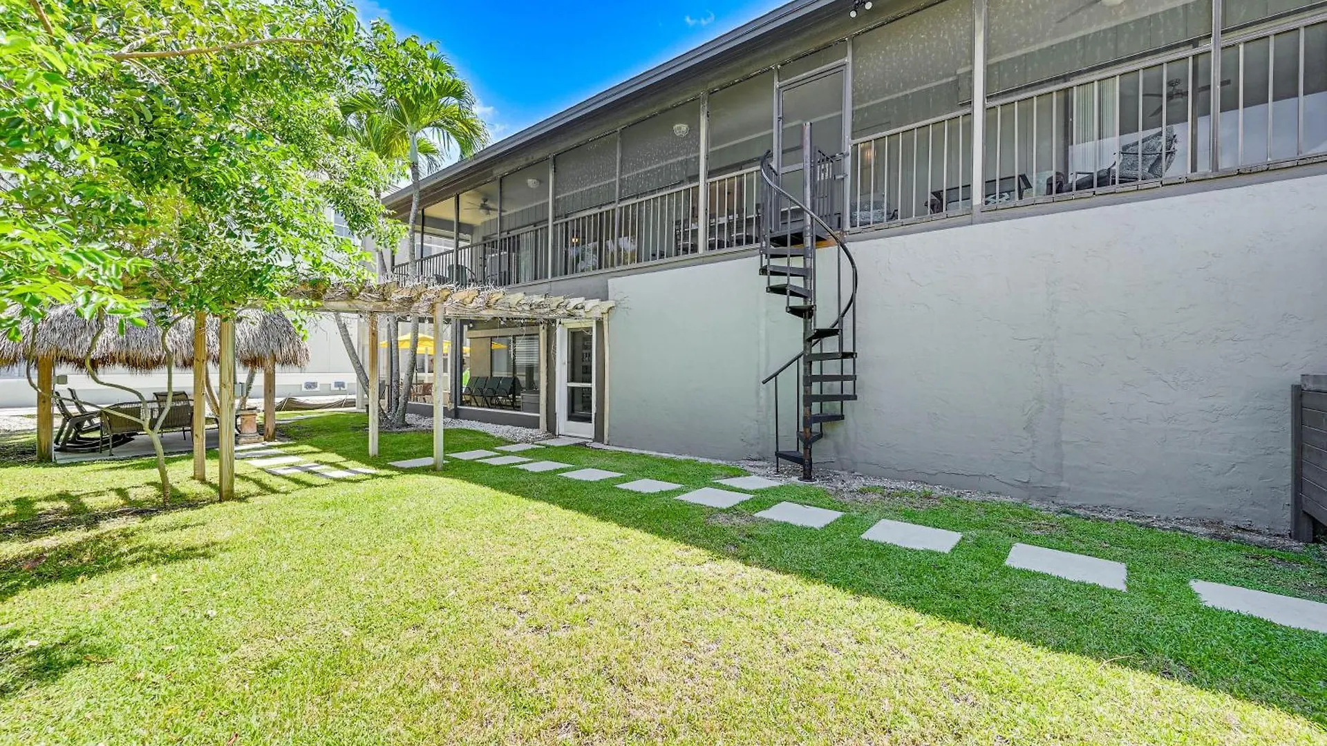 Family Pool, Lanai, Backyard! *
