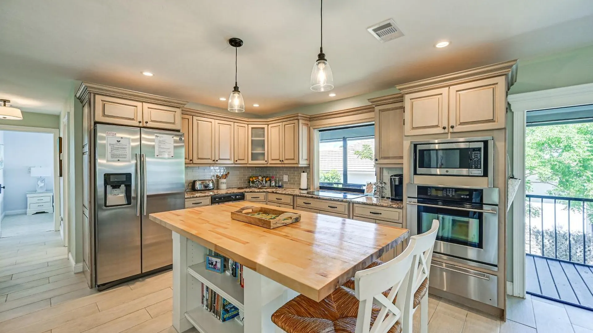 Family Pool, Lanai, Backyard! Holiday home