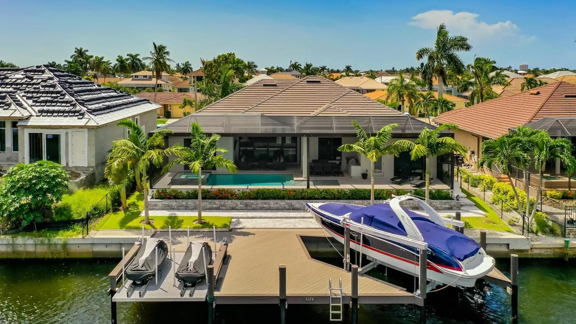 Holiday home New Listing I Luxurious Waterfront 4 Bed Island Retreat