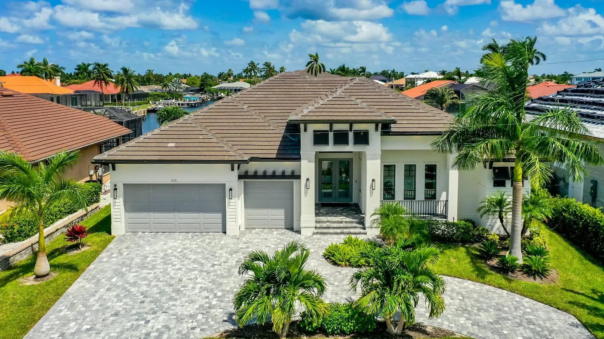 Holiday home New Listing I Luxurious Waterfront 4 Bed Island Retreat