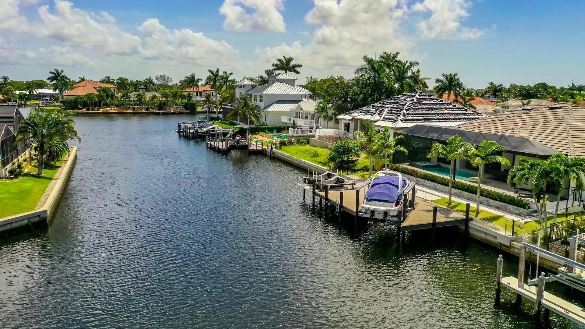 Holiday home New Listing I Luxurious Waterfront 4 Bed Island Retreat