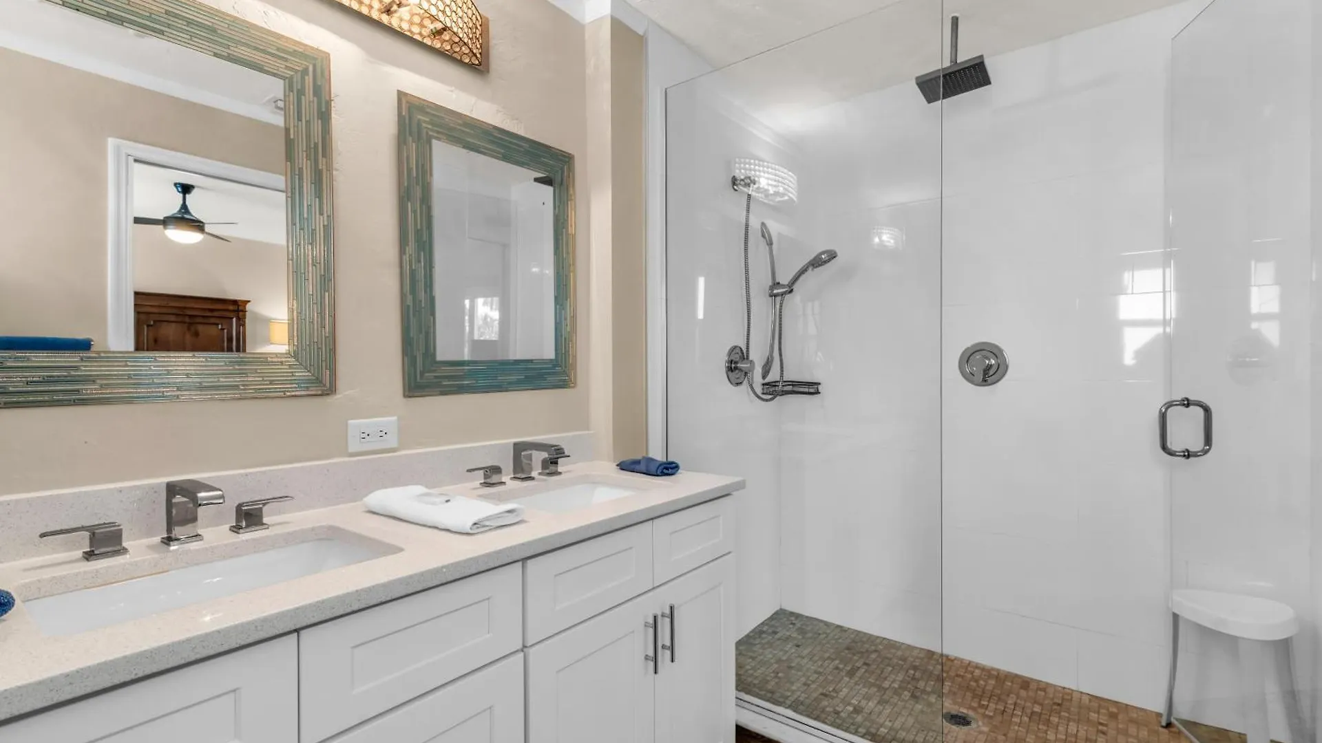 Waterfront Oasis Re-done Throughout! 1 Mile From Winterberry Access Pt Holiday home