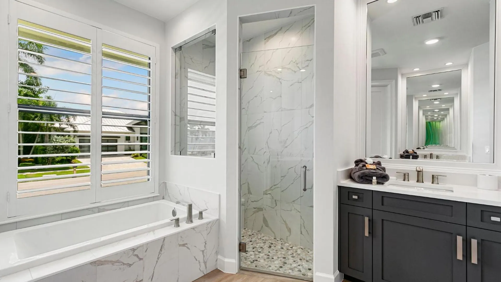 Walking Distance To The Beach! Extravagant 2024 Coastal Oasis Holiday home *