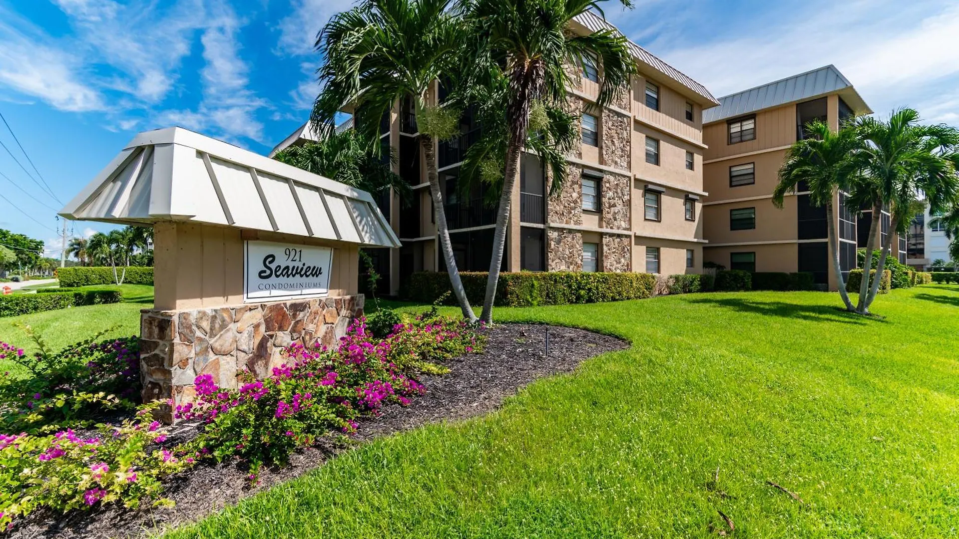 Prime Location Across Street From South Access Holiday home