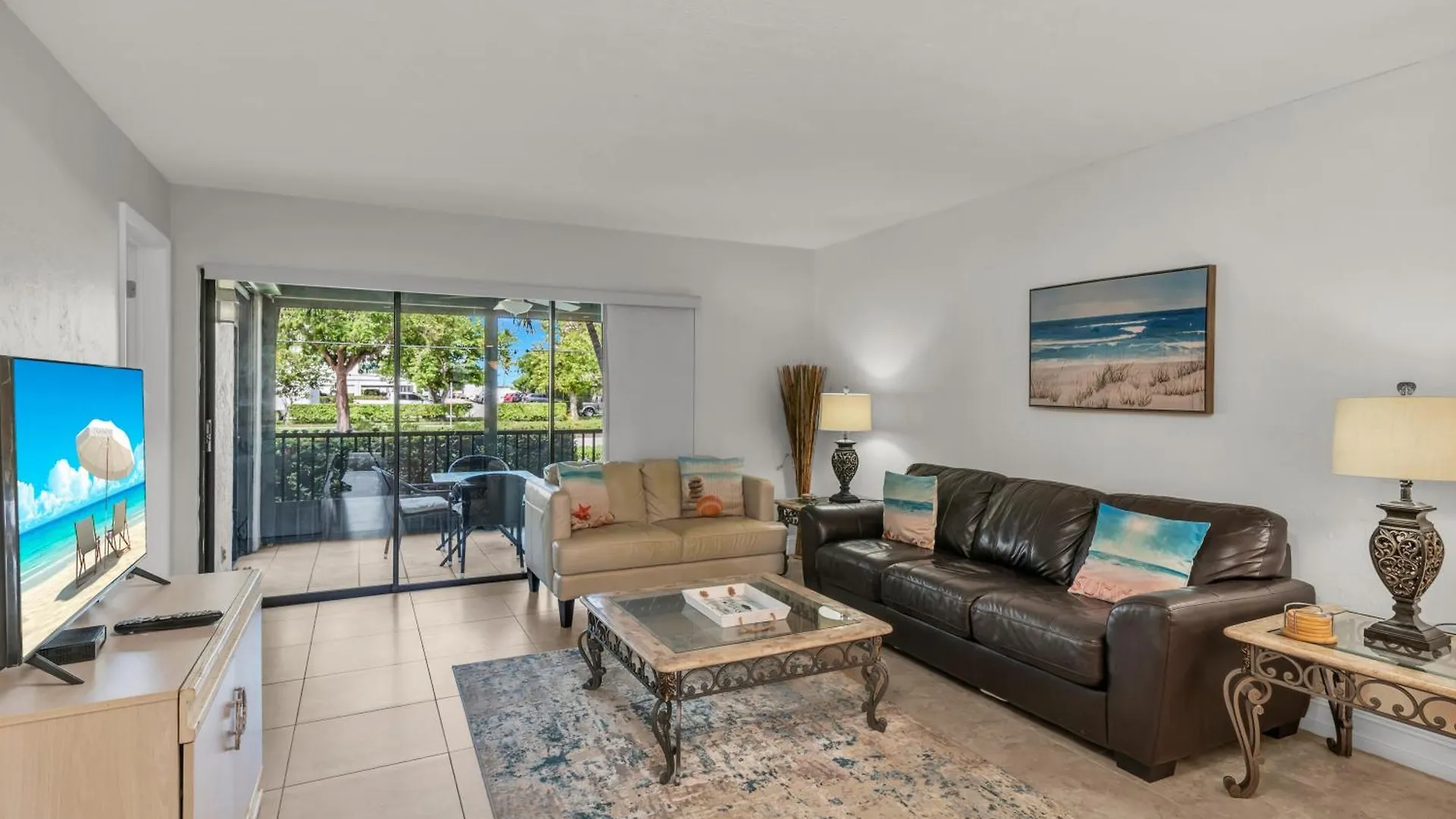 Holiday home Prime Location Across Street From South Access