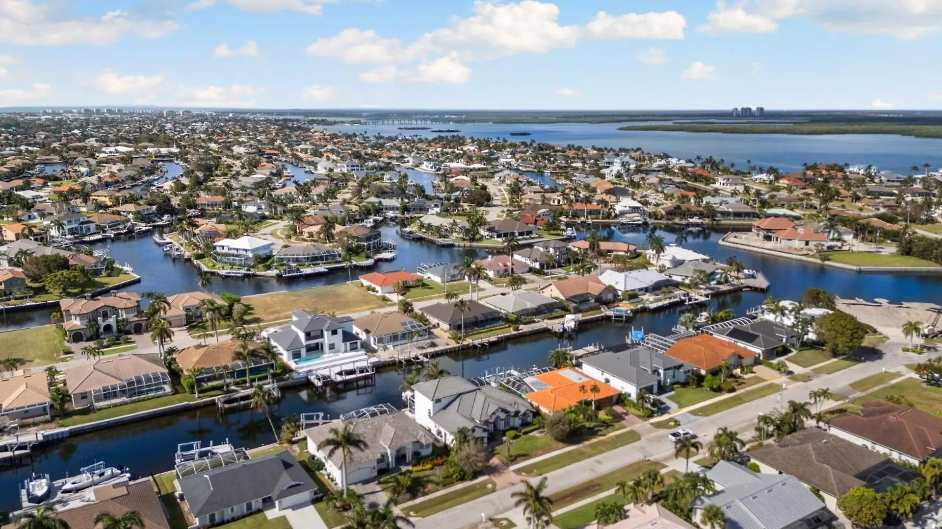 Holiday home Unique 5 Bed Waterfront Woodbine Ct With Private Pool