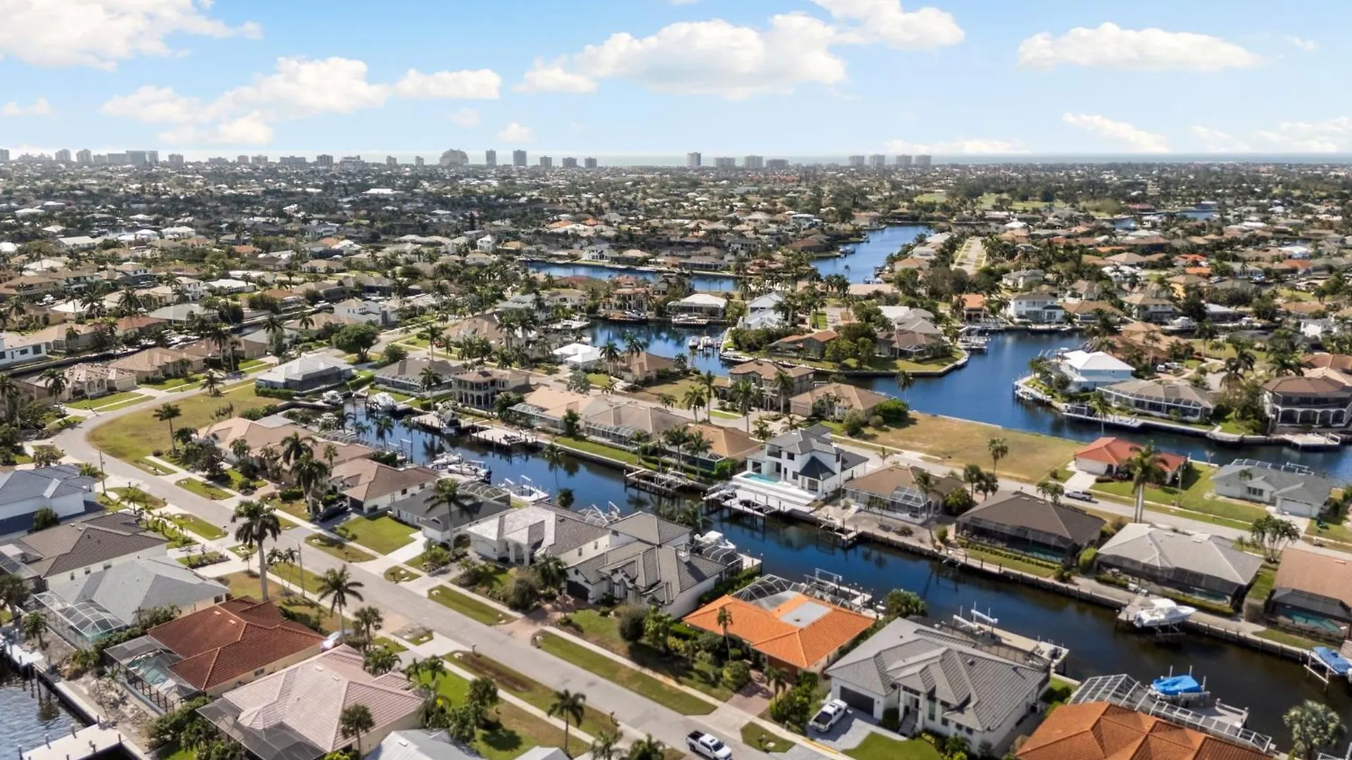 Unique 5 Bed Waterfront Woodbine Ct With Private Pool Holiday home Marco Island